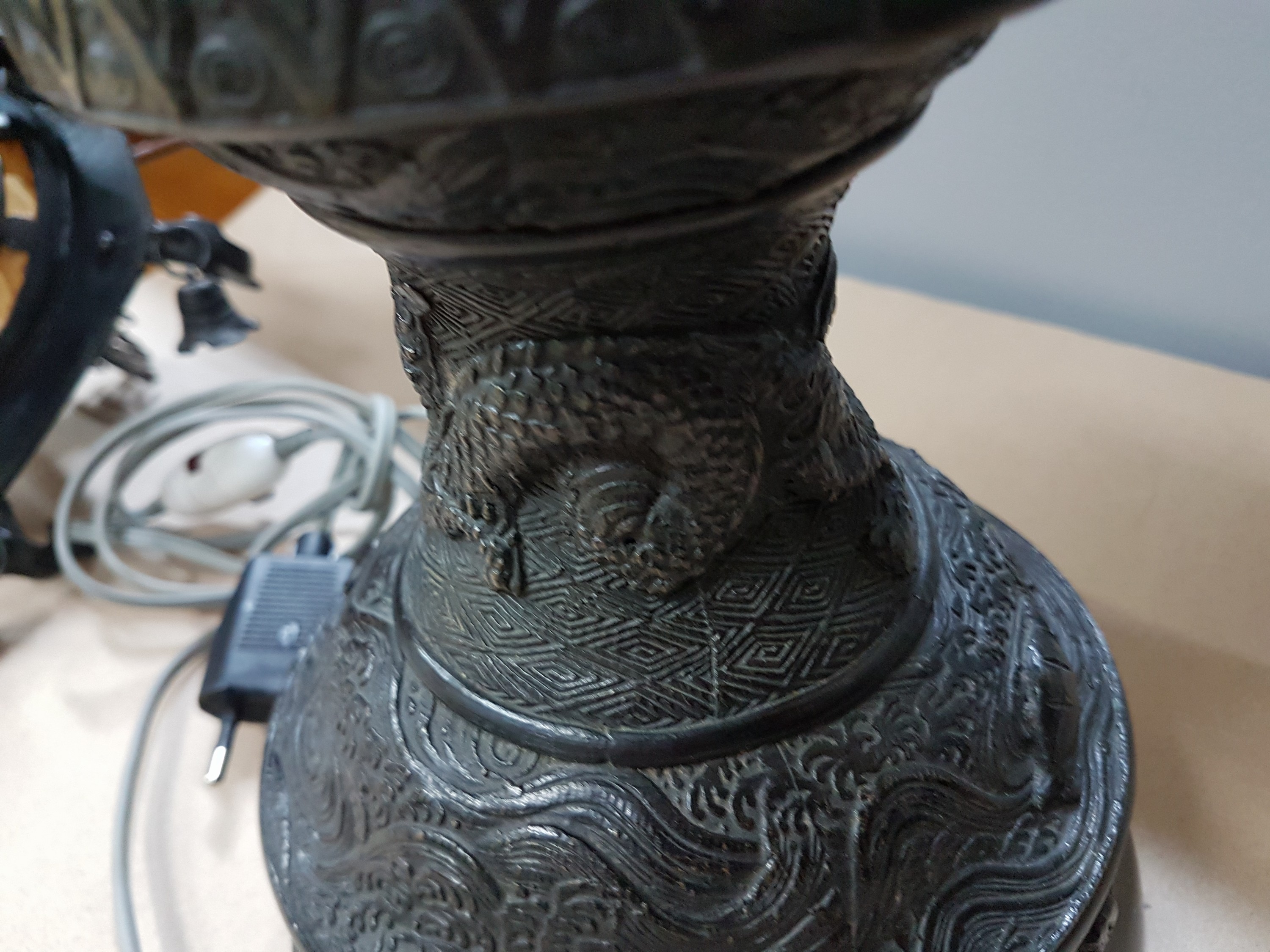 Detail m: Pagodenlampe, China, 20.Jh., geschwärzter Bronzekorpus, gemodelter Reliefdekor, 1 Brennstelle, Elektr. nicht geprüft, H. 40 cm