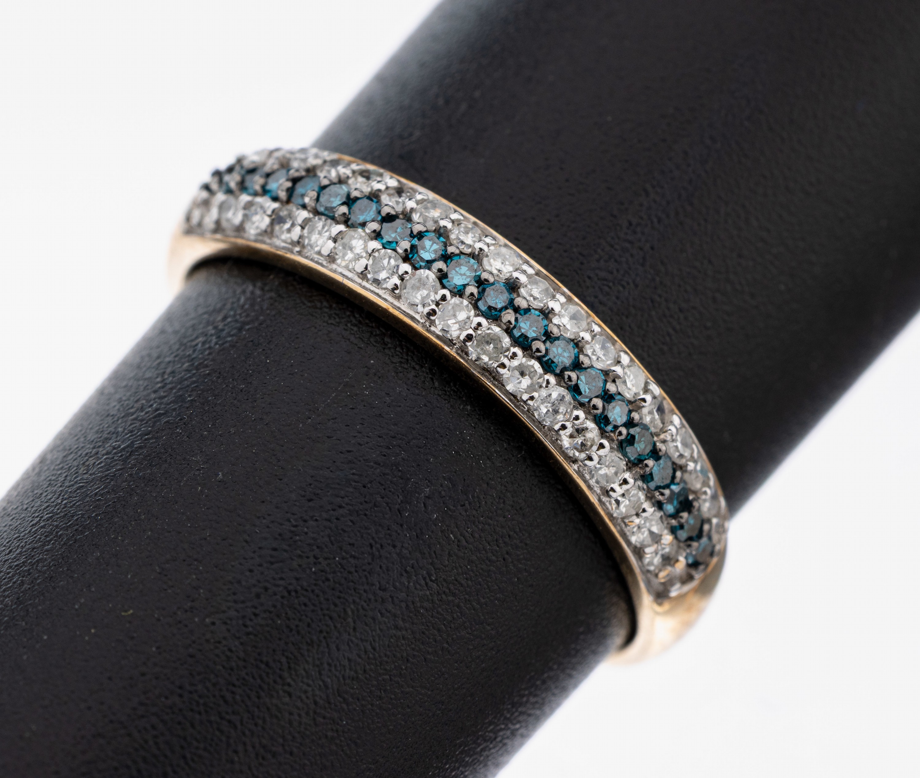 Image 27109673 - 9 kt Gold Diamant-Ring, GG 375/000, 8/8- Diamanten zus. ca. 0.50 ct Blau(beh.) und ...