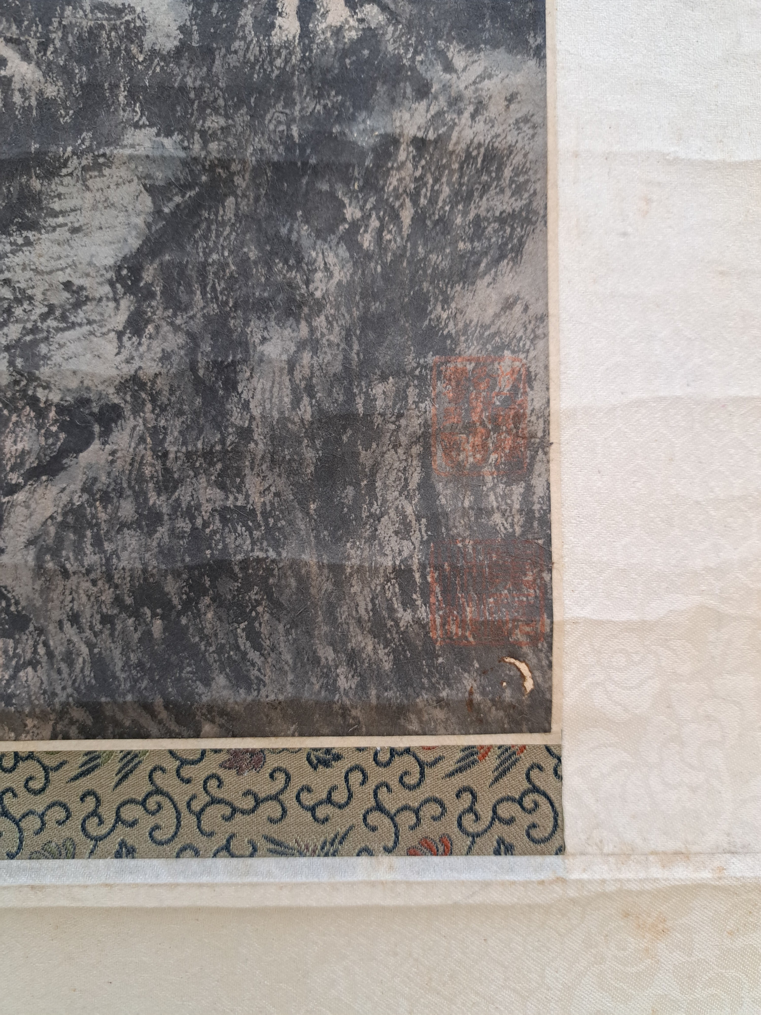 Detail e: Rollbild nach Wang Meng (1308-1385), China, imJahr Jaiyin (wohl 1914), Tusche auf Papier, auf Rolle doubliert, bezeichnet, ...