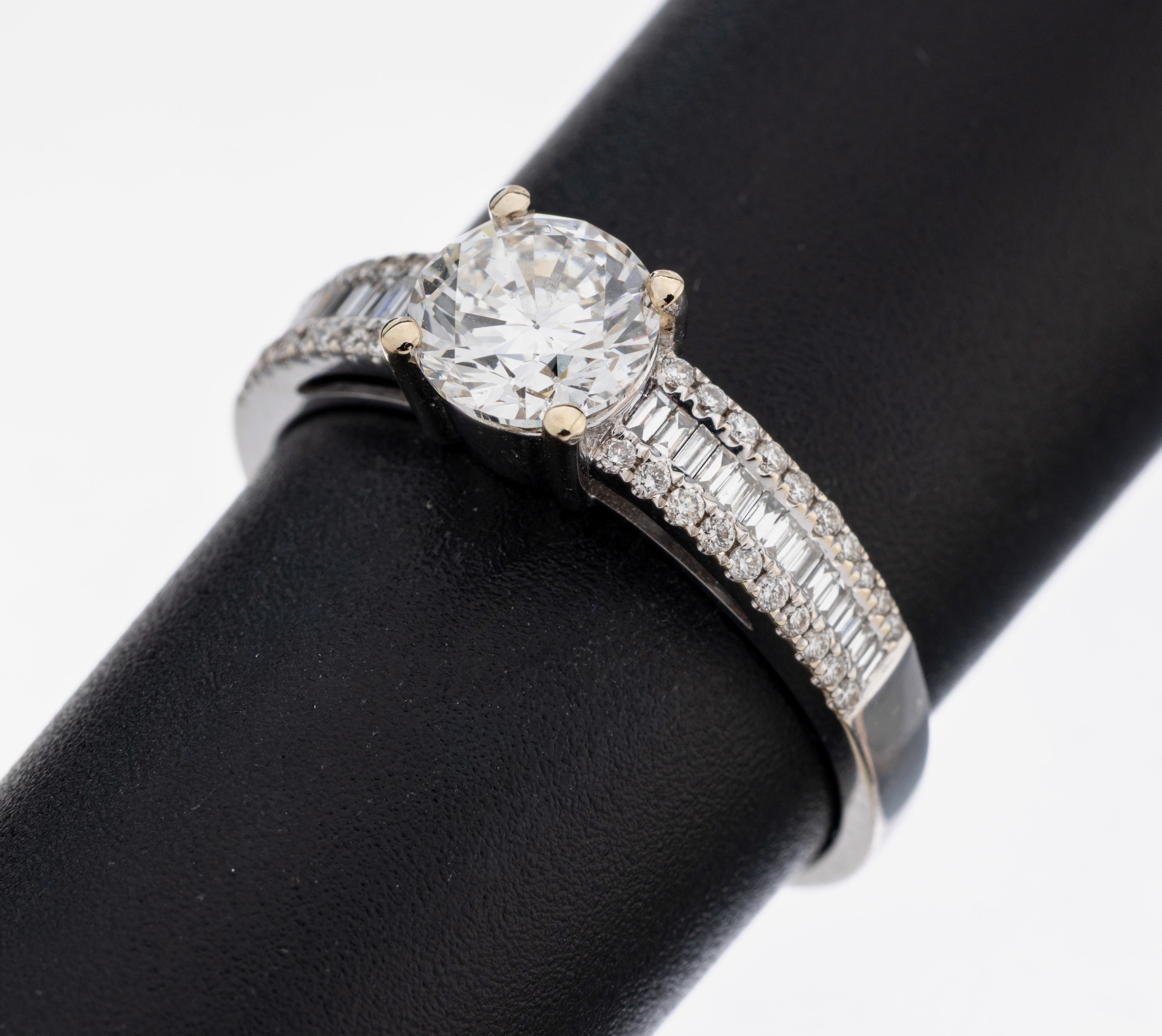 Image 27109681 - 18 kt Gold Diamant-Ring, WG 750/000, mittigBrillant 1.01 ct feines Weiß (F)/vvs2, ...