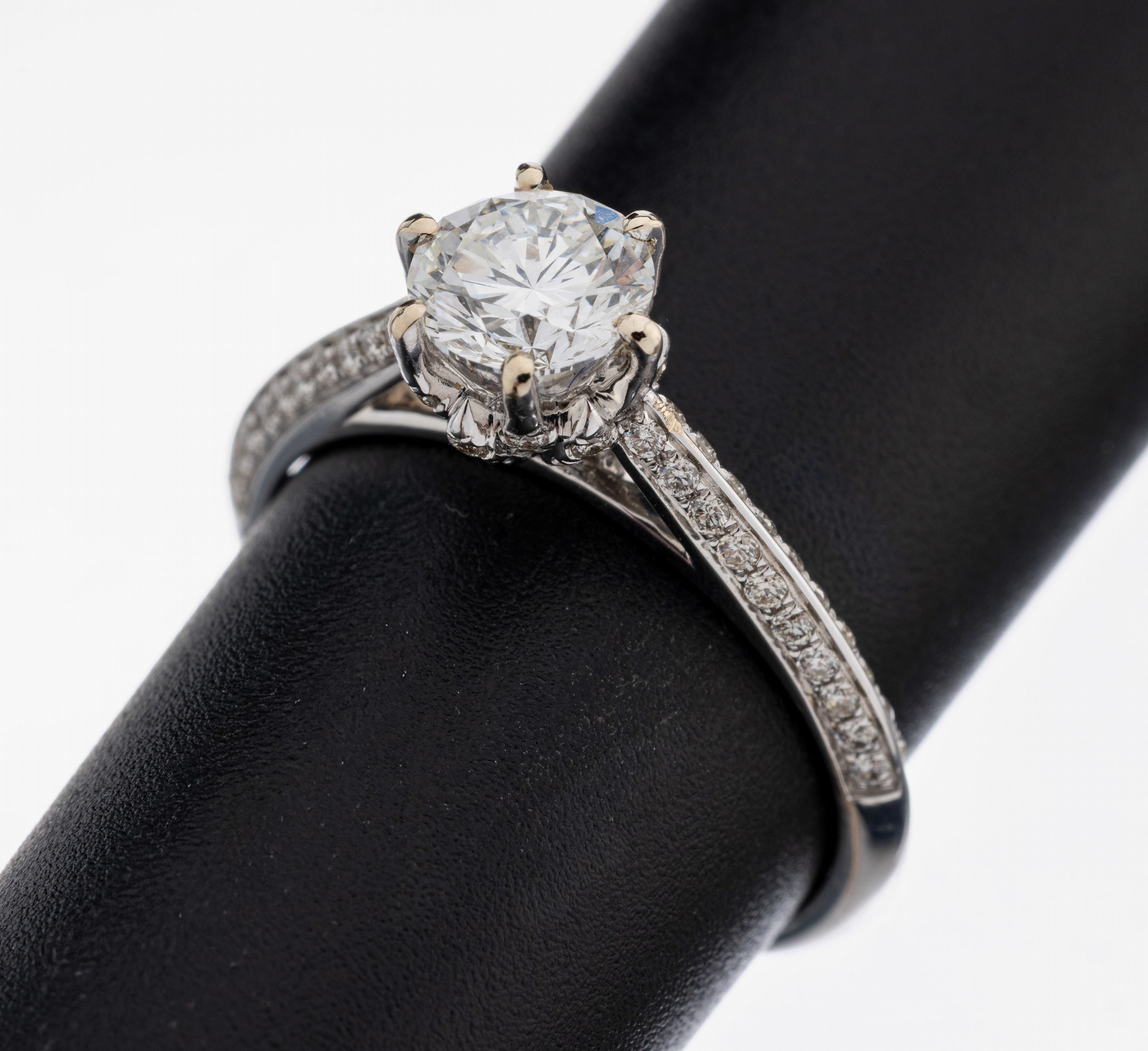Image 27109685 - 18 kt Gold Brillant-Ring, WG 750/000, mittig Brillant 1.51 ct feines Weiß (F)/vvs1, ...