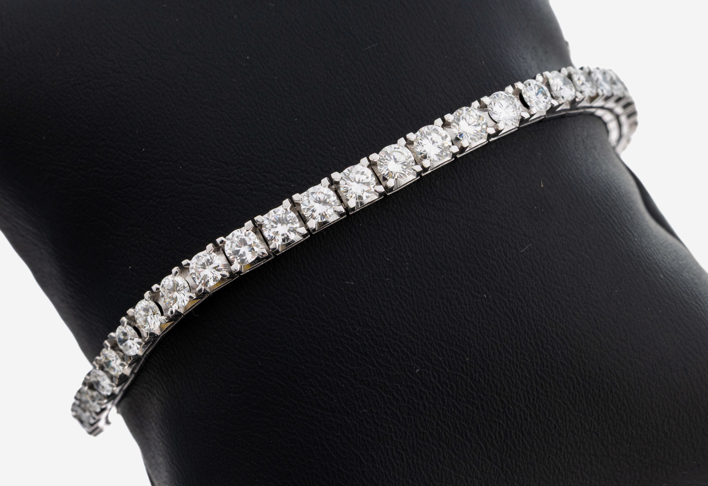 Image 27109687 - 18 kt Gold Brillant-Linienarmband, WG 750/000, Brillanten im Verlauf zus. ca. 6.0 ...