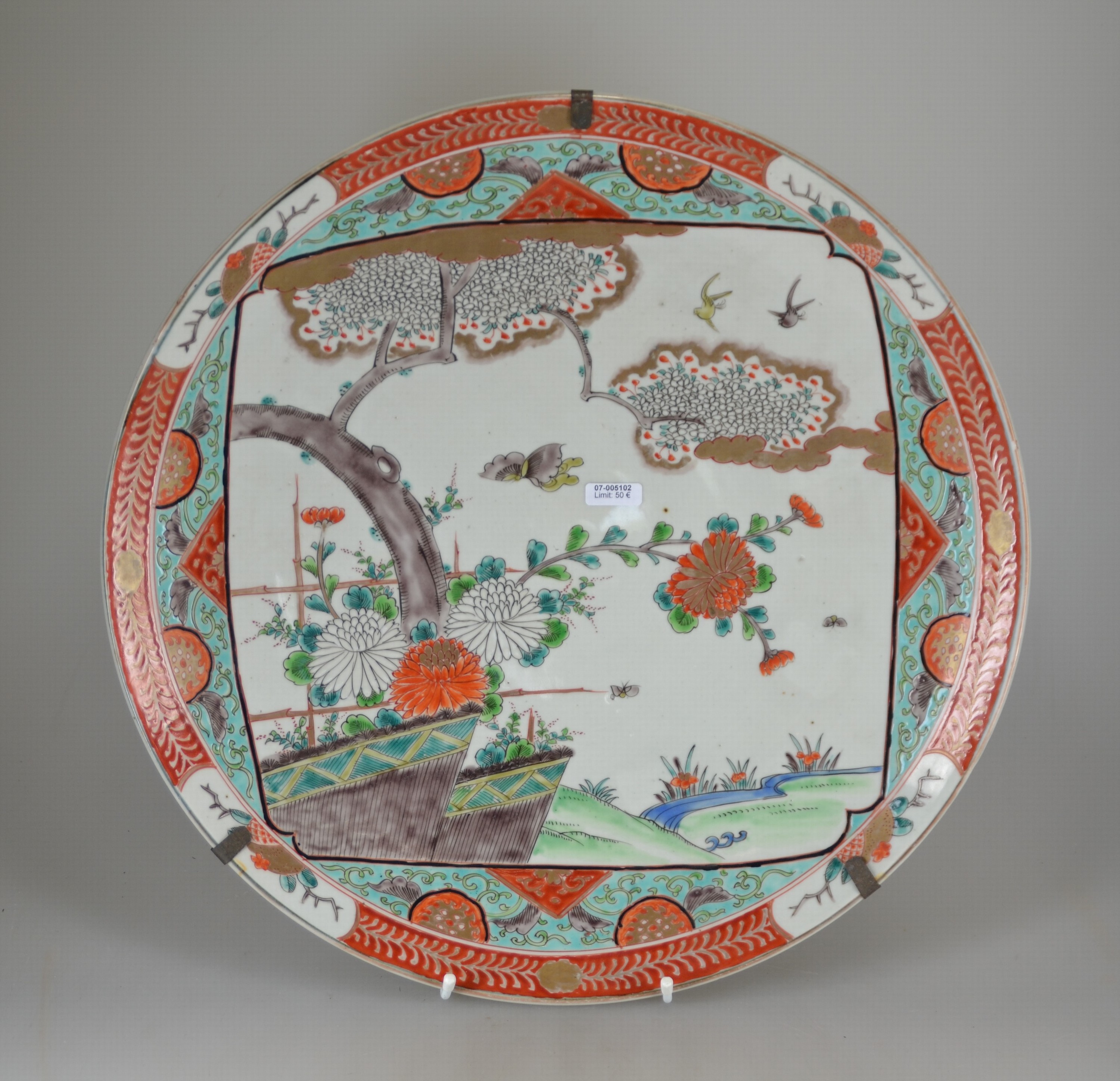 Detail a: Großer Teller, Japan, späte Meiji-Zeit bzw. um 1900, Porzellan, goldstaffiert, rot- und türkisgrundig, Standring min. best., D. 40,5 cm