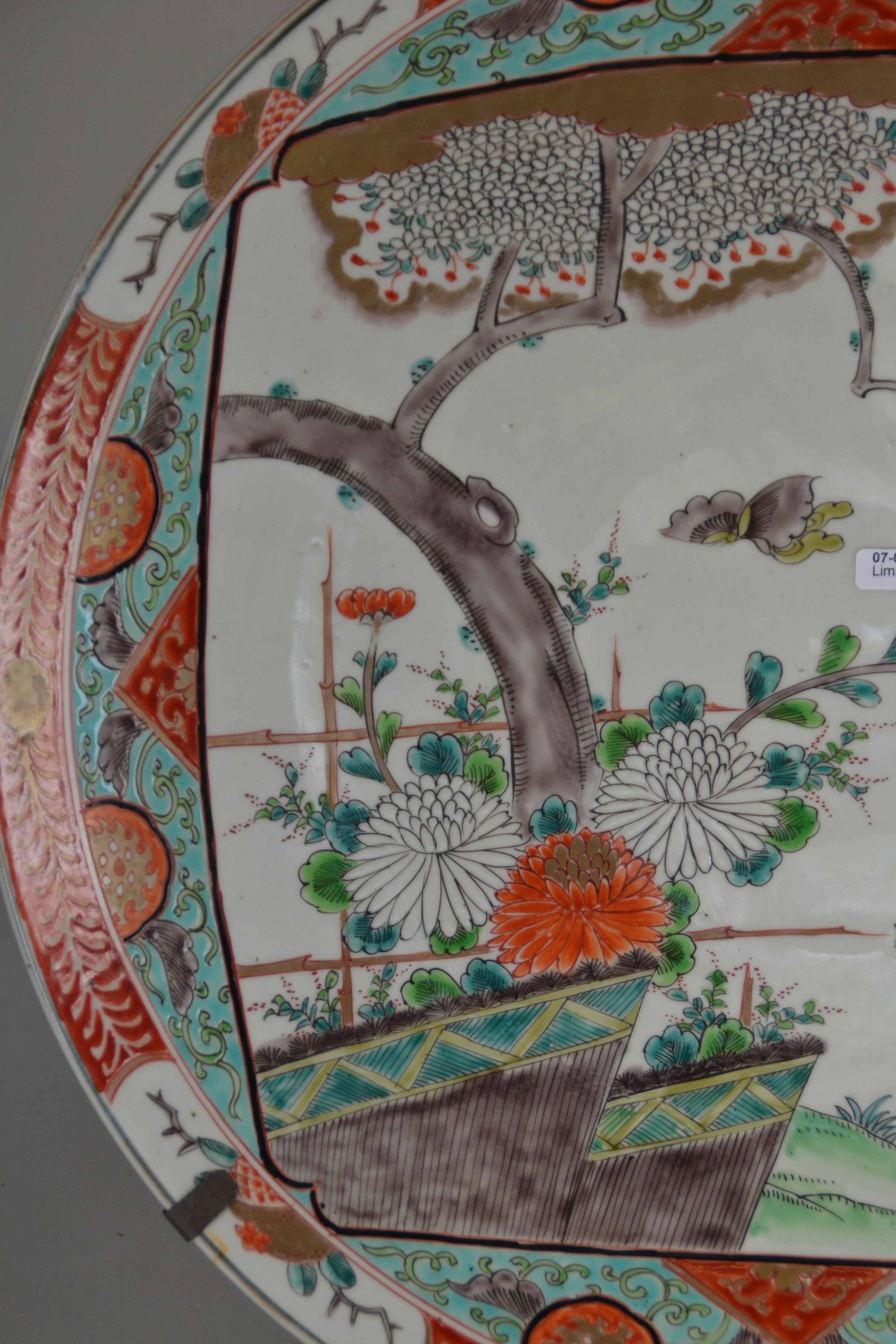 Detail b: Großer Teller, Japan, späte Meiji-Zeit bzw. um 1900, Porzellan, goldstaffiert, rot- und türkisgrundig, Standring min. best., D. 40,5 cm