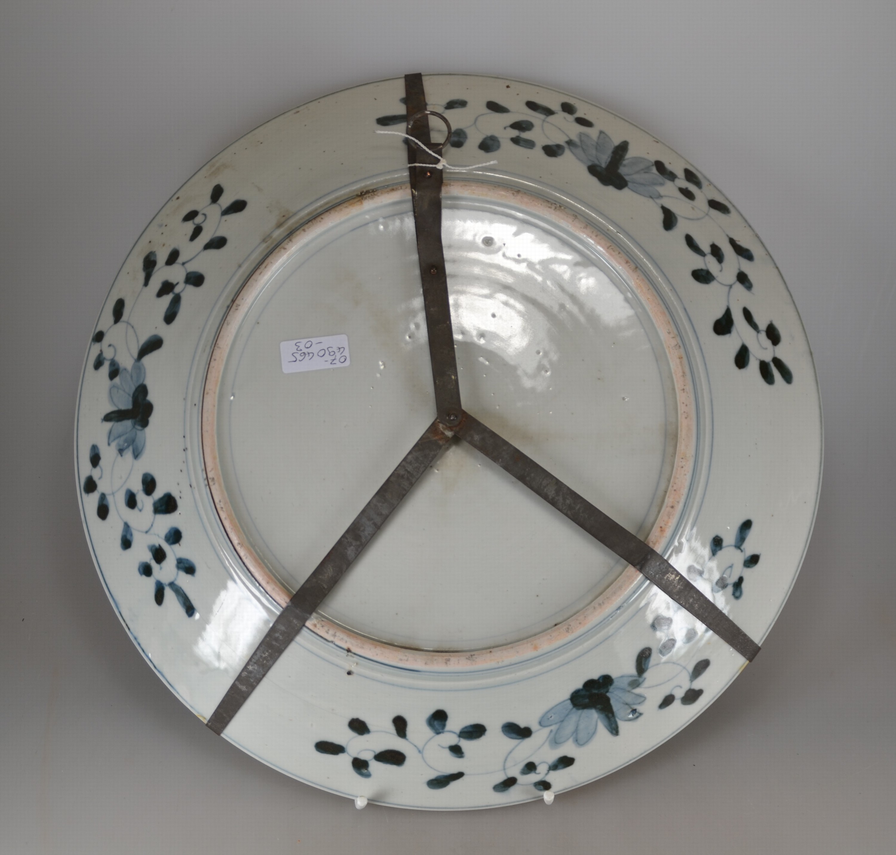 Detail c: Großer Teller, Japan, späte Meiji-Zeit bzw. um 1900, Porzellan, goldstaffiert, rot- und türkisgrundig, Standring min. best., D. 40,5 cm
