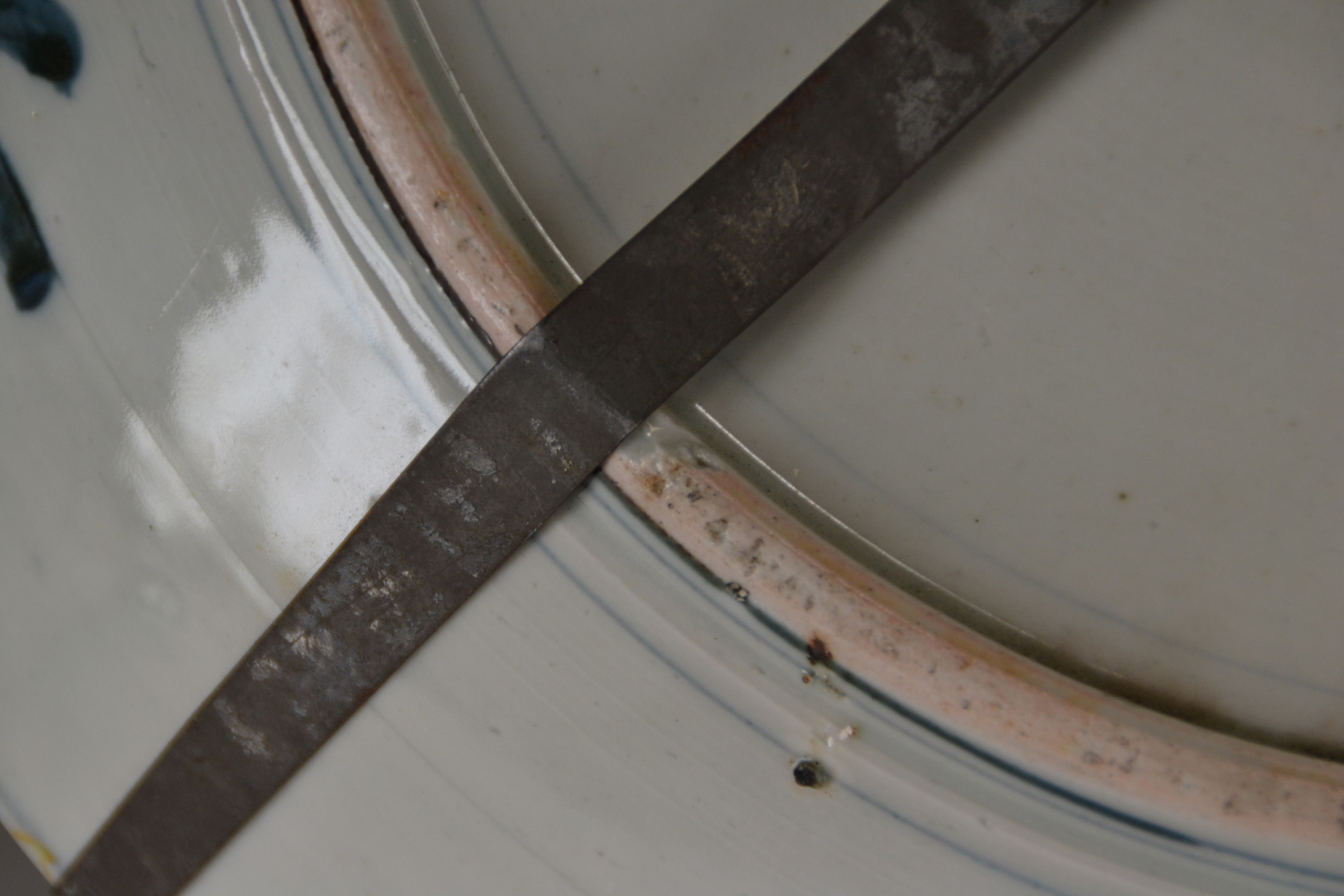 Detail d: Großer Teller, Japan, späte Meiji-Zeit bzw. um 1900, Porzellan, goldstaffiert, rot- und türkisgrundig, Standring min. best., D. 40,5 cm