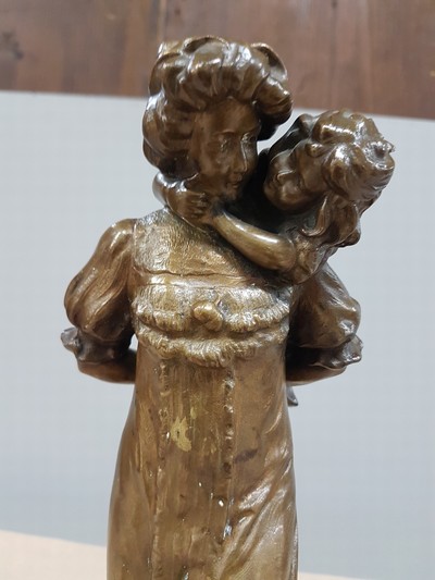 27109646b - Emilio Zago (bzw. Emil/Emile Zago), Bronzeskulptur, Mutter ihre Tochter Huckepack ...