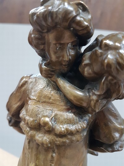 27109646d - Emilio Zago (bzw. Emil/Emile Zago), Bronzeskulptur, Mutter ihre Tochter Huckepack ...