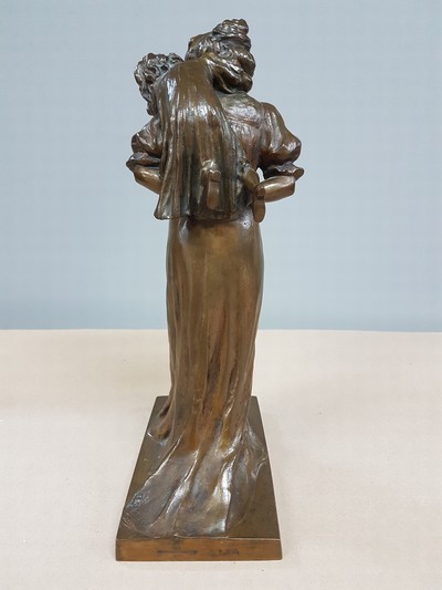 27109646f - Emilio Zago (bzw. Emil/Emile Zago), Bronzeskulptur, Mutter ihre Tochter Huckepack ...
