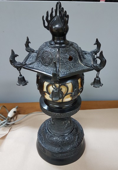 27109658a - Pagodenlampe, China, 20.Jh., geschwärzter Bronzekorpus, gemodelter Reliefdekor, 1 ...