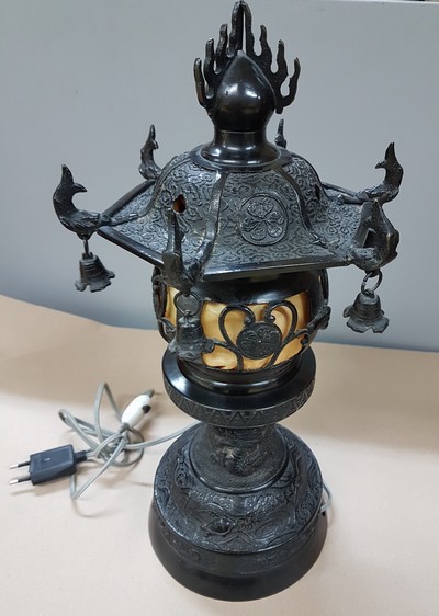 27109658b - Pagodenlampe, China, 20.Jh., geschwärzter Bronzekorpus, gemodelter Reliefdekor, 1 ...