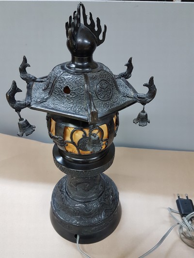 27109658c - Pagodenlampe, China, 20.Jh., geschwärzter Bronzekorpus, gemodelter Reliefdekor, 1 ...