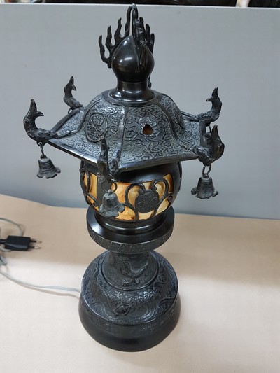 27109658d - Pagodenlampe, China, 20.Jh., geschwärzter Bronzekorpus, gemodelter Reliefdekor, 1 ...