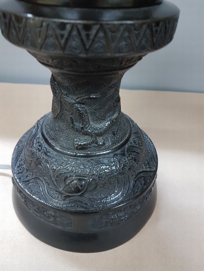 27109658e - Pagodenlampe, China, 20.Jh., geschwärzter Bronzekorpus, gemodelter Reliefdekor, 1 ...