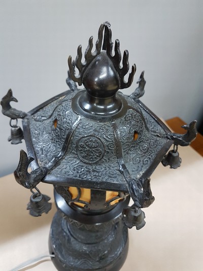 27109658f - Pagodenlampe, China, 20.Jh., geschwärzter Bronzekorpus, gemodelter Reliefdekor, 1 ...