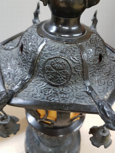 27109658g - Pagodenlampe, China, 20.Jh., geschwärzter Bronzekorpus, gemodelter Reliefdekor, 1 ...
