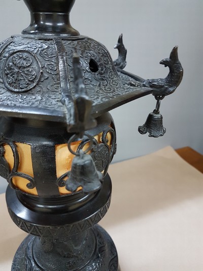 27109658h - Pagodenlampe, China, 20.Jh., geschwärzter Bronzekorpus, gemodelter Reliefdekor, 1 ...