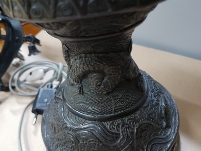 27109658m - Pagodenlampe, China, 20.Jh., geschwärzter Bronzekorpus, gemodelter Reliefdekor, 1 ...