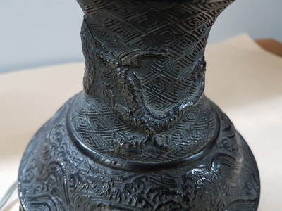 27109658n - Pagodenlampe, China, 20.Jh., geschwärzter Bronzekorpus, gemodelter Reliefdekor, 1 ...
