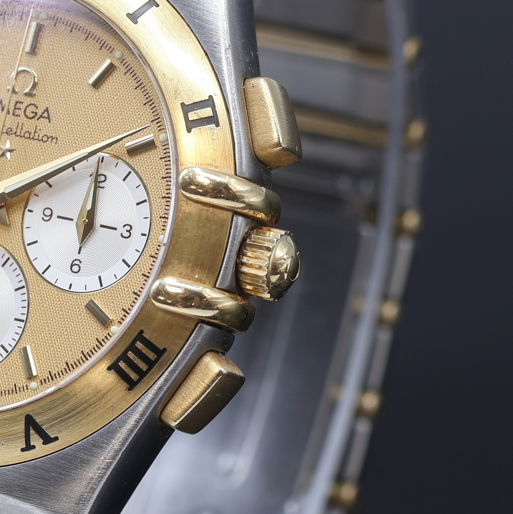 Detail b: OMEGA Constellation Herrenchronograph Referenz 386.1201, Schweiz um 2000, quarz, Edelstahl/Gold komb. inkl. orig. Gliederband m. Faltschl., Boden m. ...