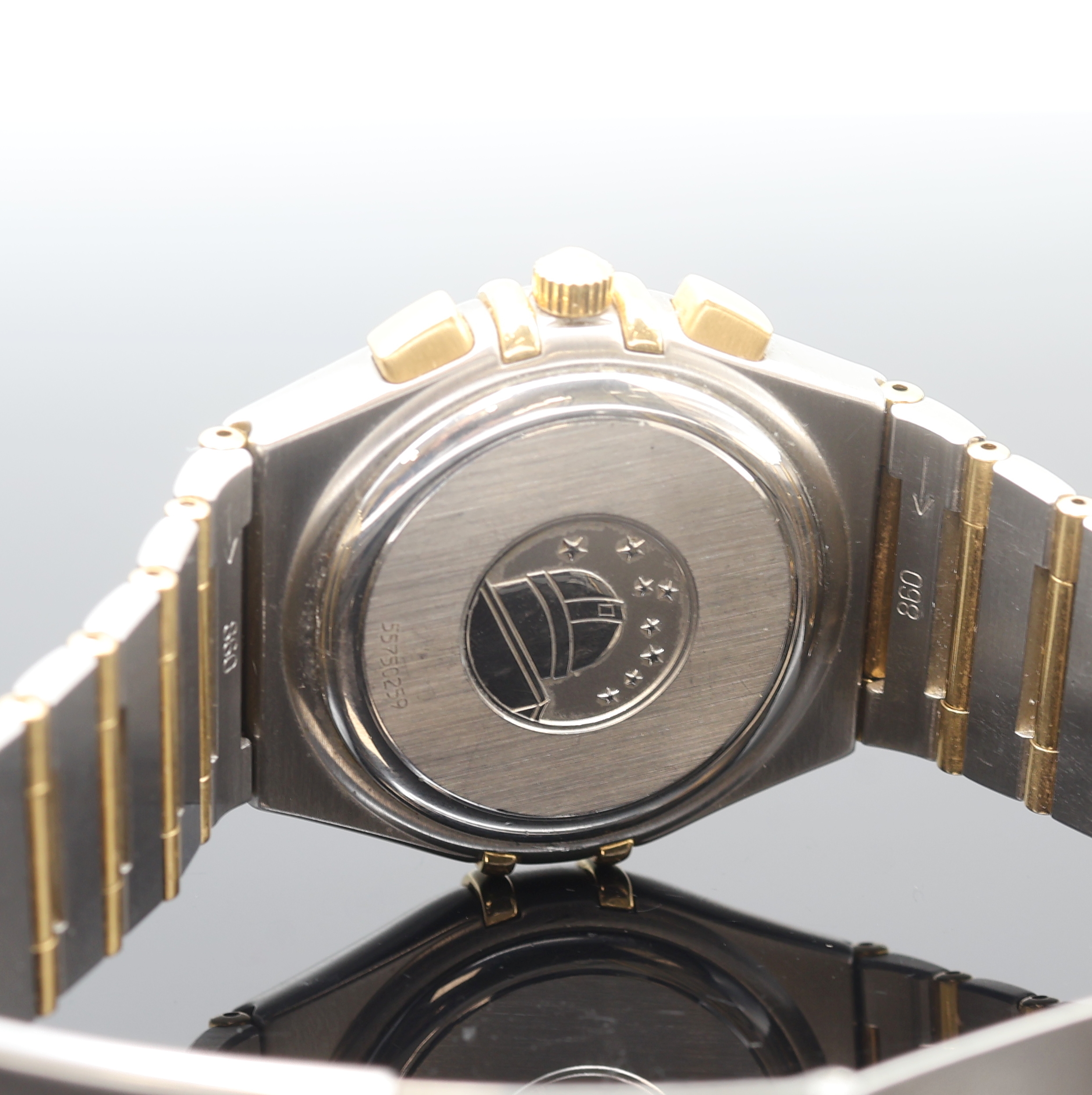 Detail d: OMEGA Constellation Herrenchronograph Referenz 386.1201, Schweiz um 2000, quarz, Edelstahl/Gold komb. inkl. orig. Gliederband m. Faltschl., Boden m. ...