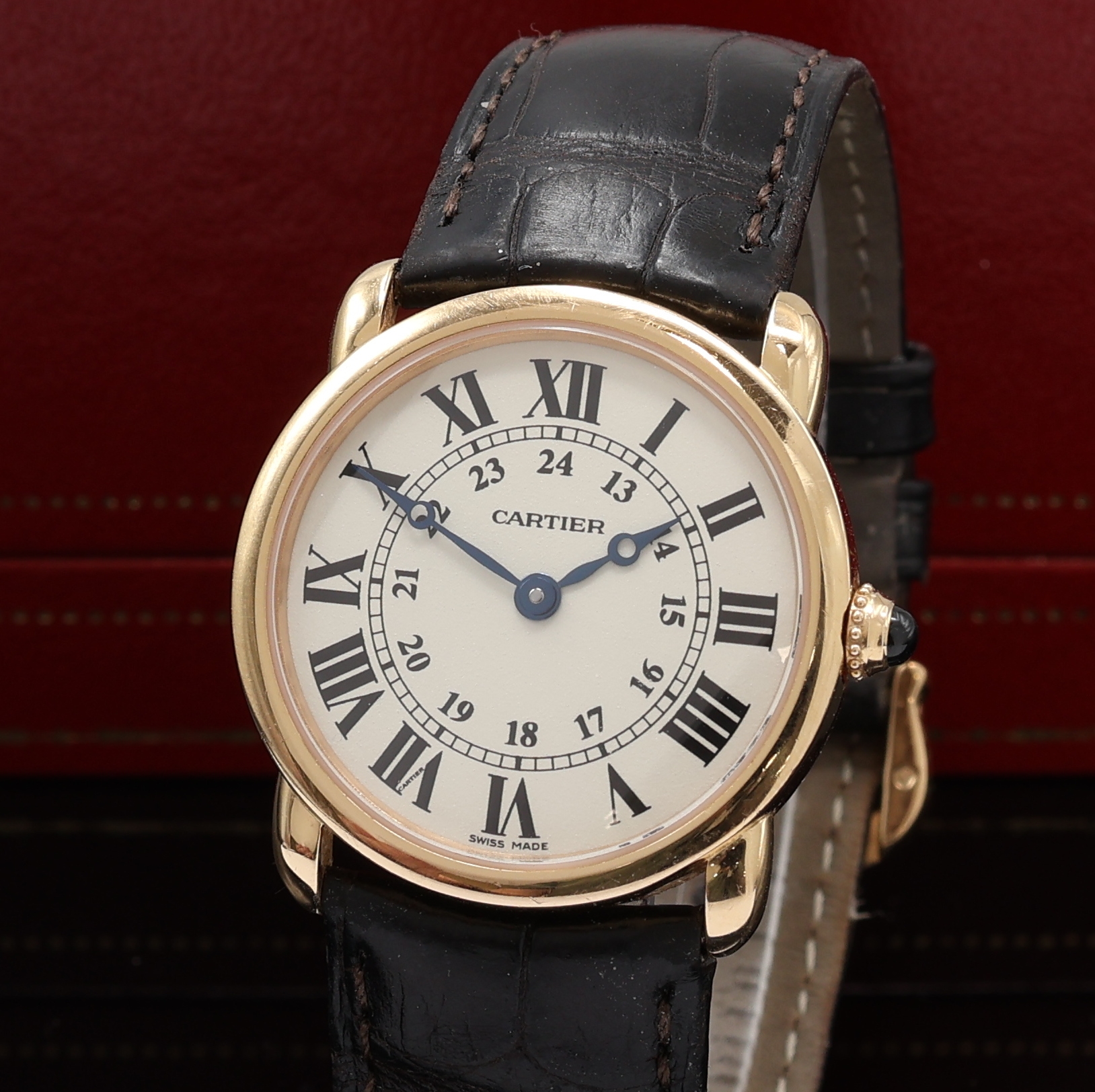 Detail a: CARTIER Damenarmbanduhr Ronde Louis Cartier in RG 750/000 Referenz 2886, quarz, Schweiz um 2015, 2-teil. Goldgeh. inkl. orig. Lederband m. orig. RG ...