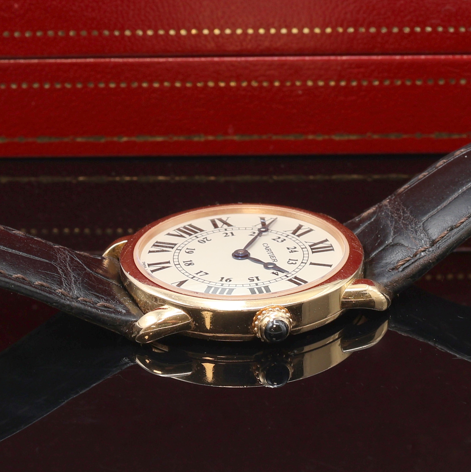 Detail c: CARTIER Damenarmbanduhr Ronde Louis Cartier in RG 750/000 Referenz 2886, quarz, Schweiz um 2015, 2-teil. Goldgeh. inkl. orig. Lederband m. orig. RG ...