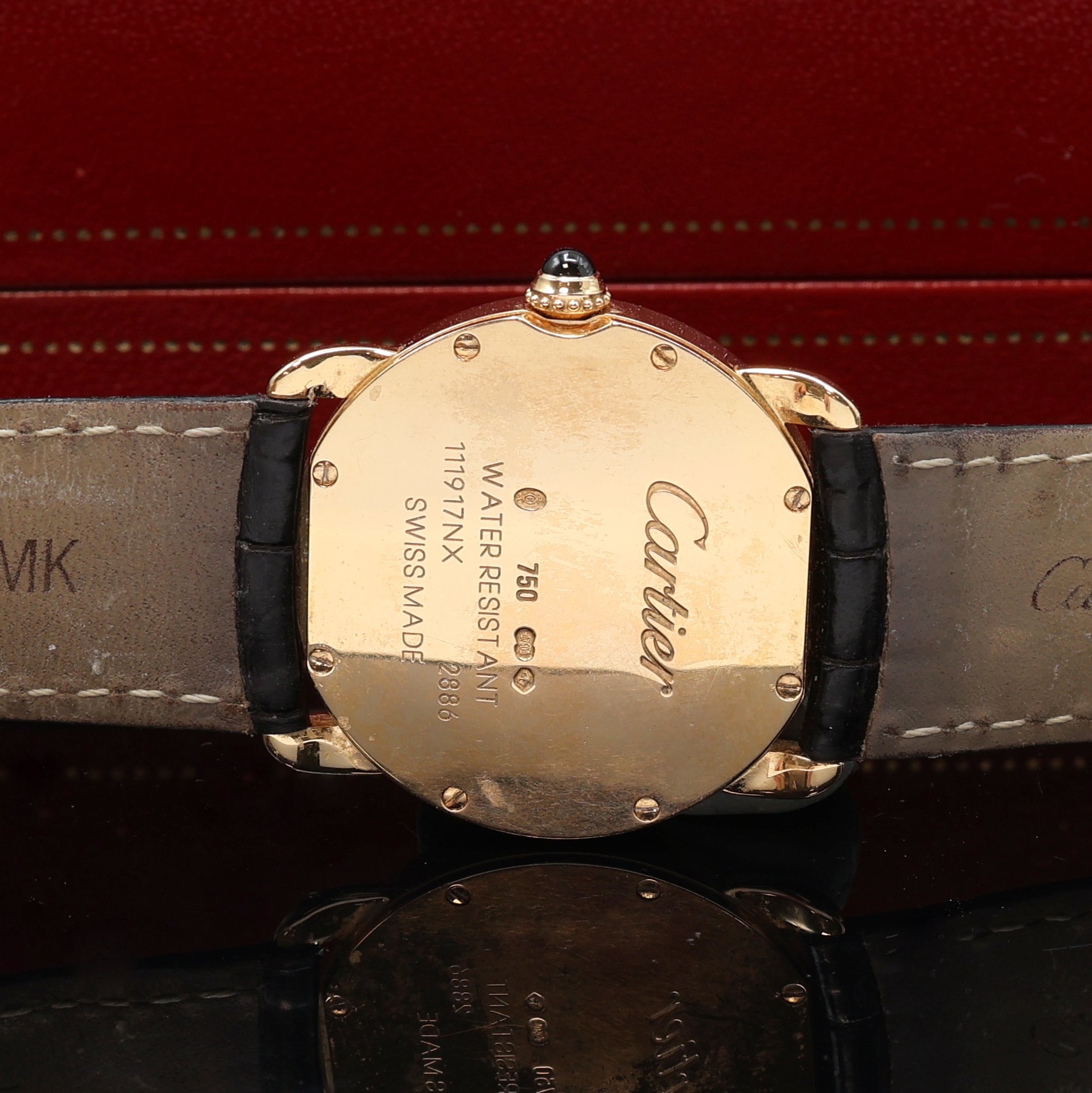 Detail d: CARTIER Damenarmbanduhr Ronde Louis Cartier in RG 750/000 Referenz 2886, quarz, Schweiz um 2015, 2-teil. Goldgeh. inkl. orig. Lederband m. orig. RG ...