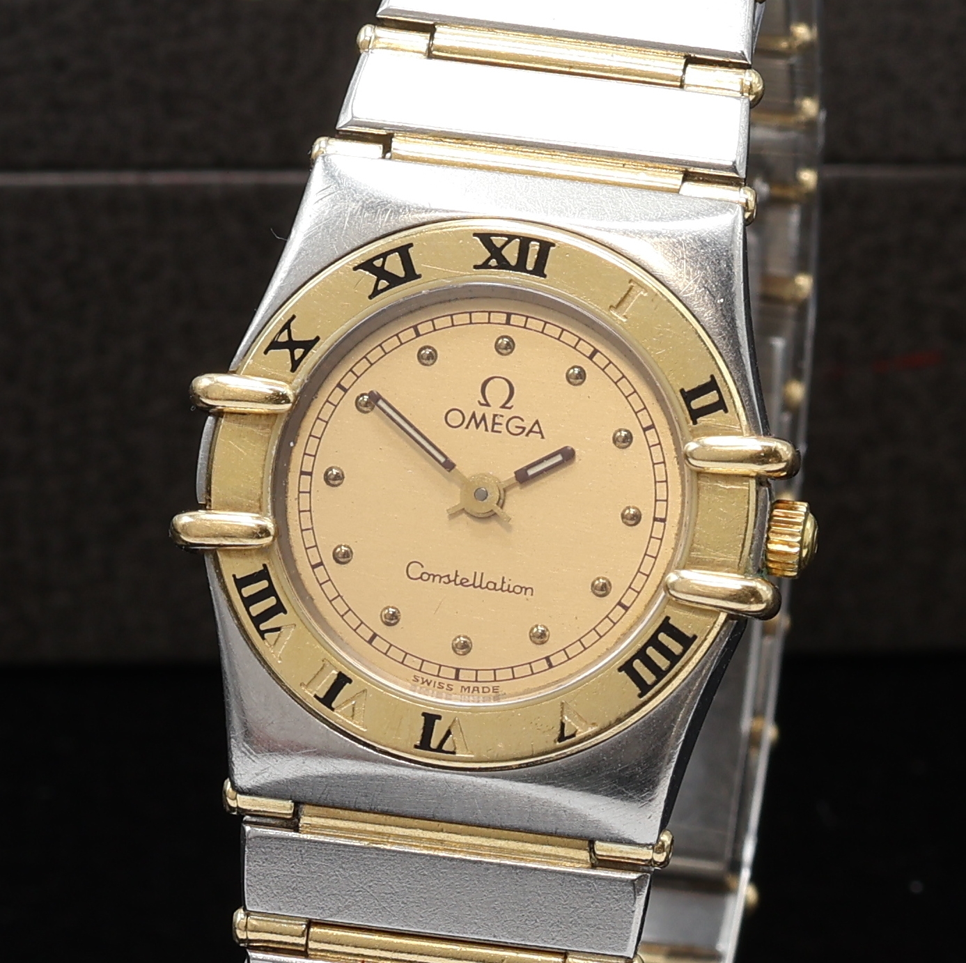 Detail a: OMEGA Constellation Damenarmbanduhr Referenz 7951076, Schweiz um 1985, quarz, Gehäuse in Edelstahl u. Gold, Boden m. Darst. Sternwarte und grav. ...