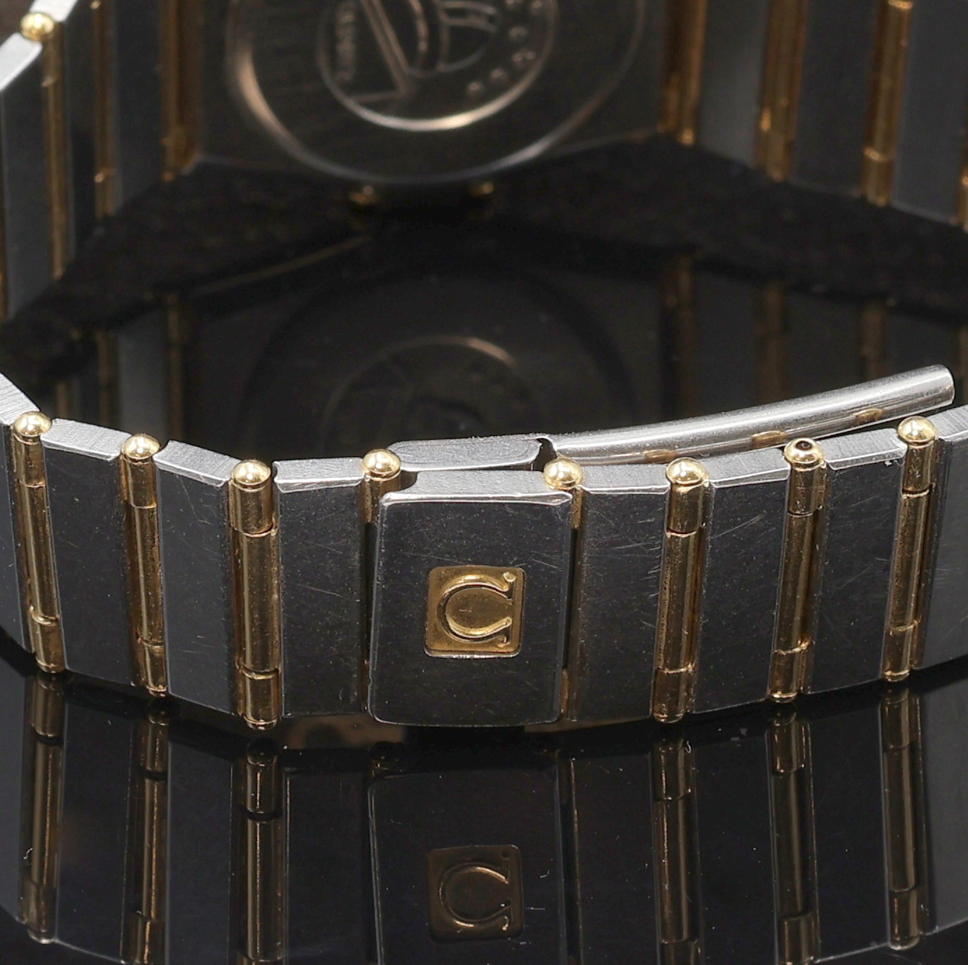 Detail b: OMEGA Constellation Damenarmbanduhr Referenz 7951076, Schweiz um 1985, quarz, Gehäuse in Edelstahl u. Gold, Boden m. Darst. Sternwarte und grav. ...