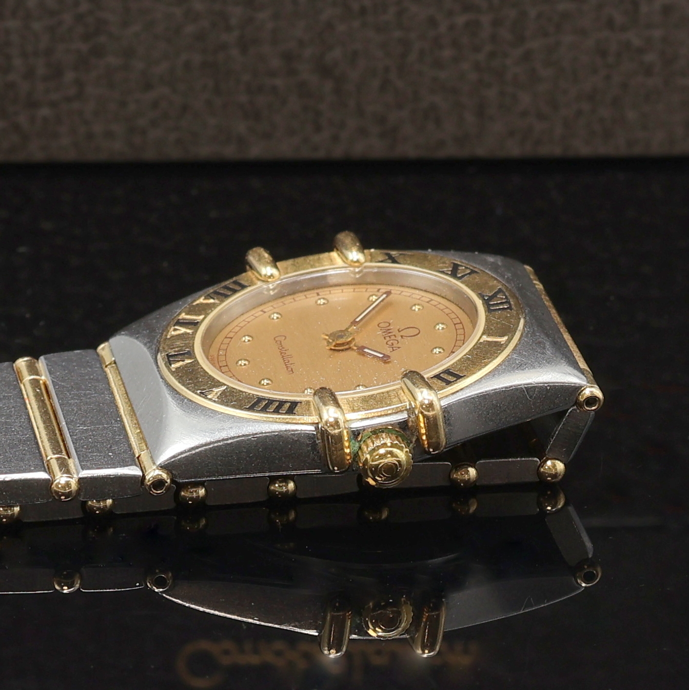 Detail c: OMEGA Constellation Damenarmbanduhr Referenz 7951076, Schweiz um 1985, quarz, Gehäuse in Edelstahl u. Gold, Boden m. Darst. Sternwarte und grav. ...