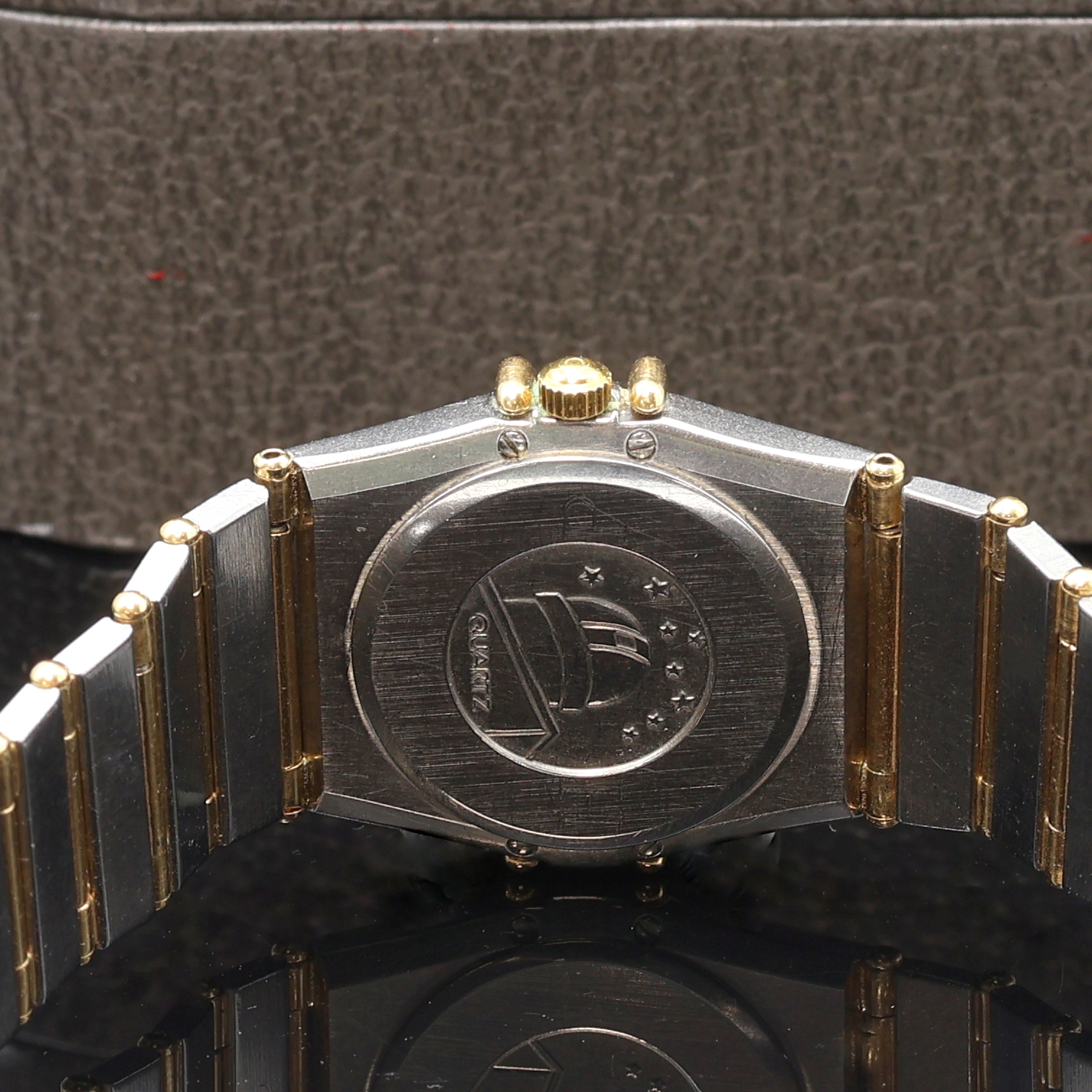 Detail d: OMEGA Constellation Damenarmbanduhr Referenz 7951076, Schweiz um 1985, quarz, Gehäuse in Edelstahl u. Gold, Boden m. Darst. Sternwarte und grav. ...
