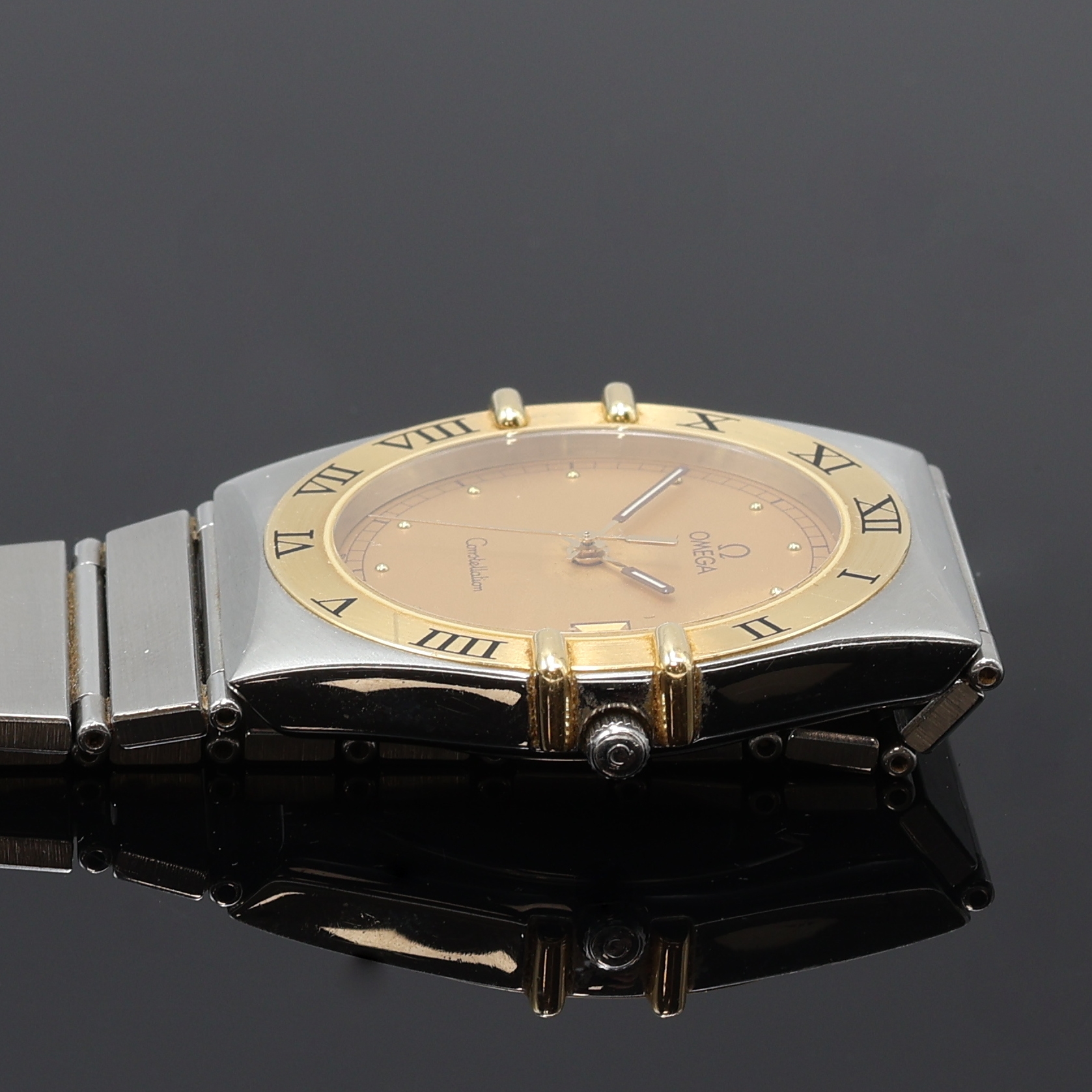 Detail c: OMEGA Herrenarmbanduhr Constellation Referenz 396.1070.1/396.1080.1, Schweiz um 1990, quarz, Edelstahl/Gold kombiniert inkl. Gliederband m. ...