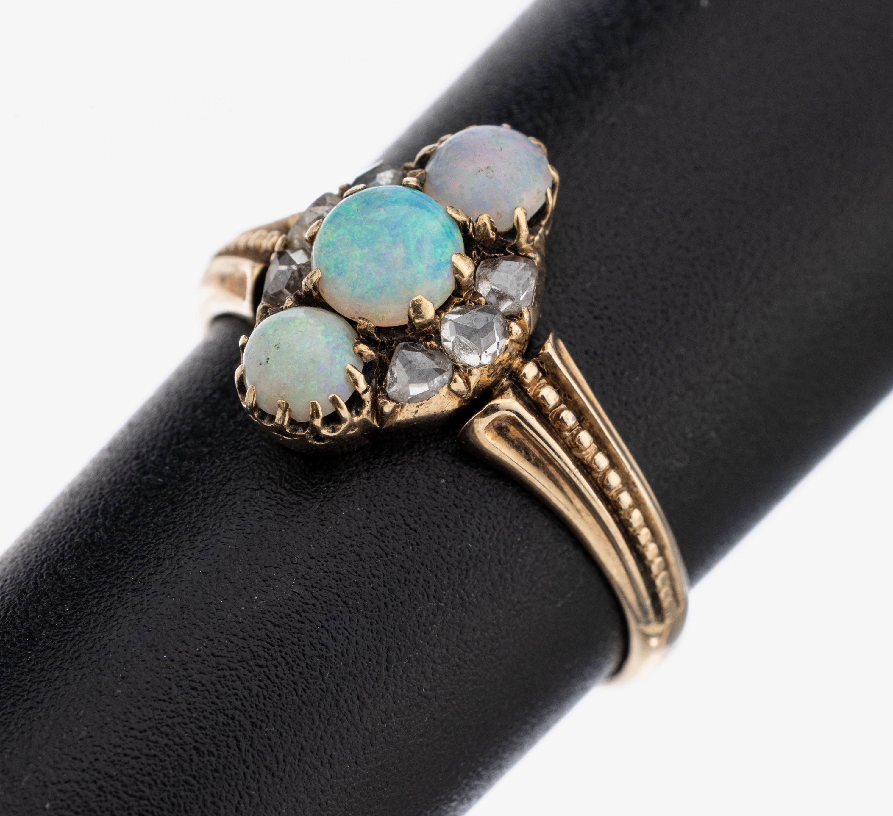 Image 27109717 - 14 kt Gold Opal-Diamant-Ring, um 1890, GG 585/000 gepr., 3 runde Opal-Cabochons zus. ...