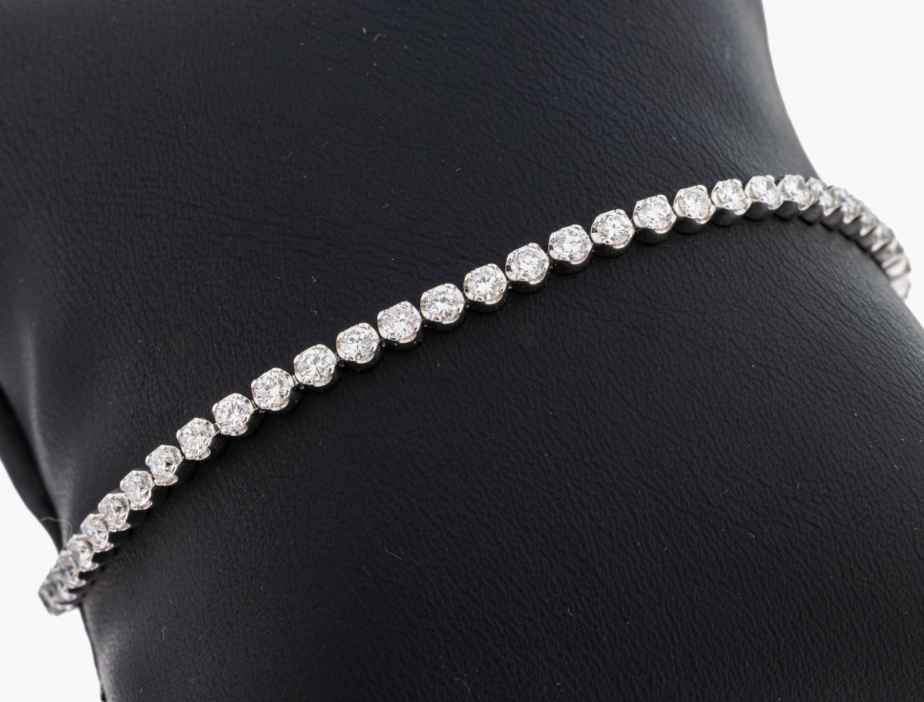 Image 27109720 - 14 kt Gold Brillant-Linienarmband, WG 585/000, Brillanten zus. ca. 2.95 ct (grav.) ...