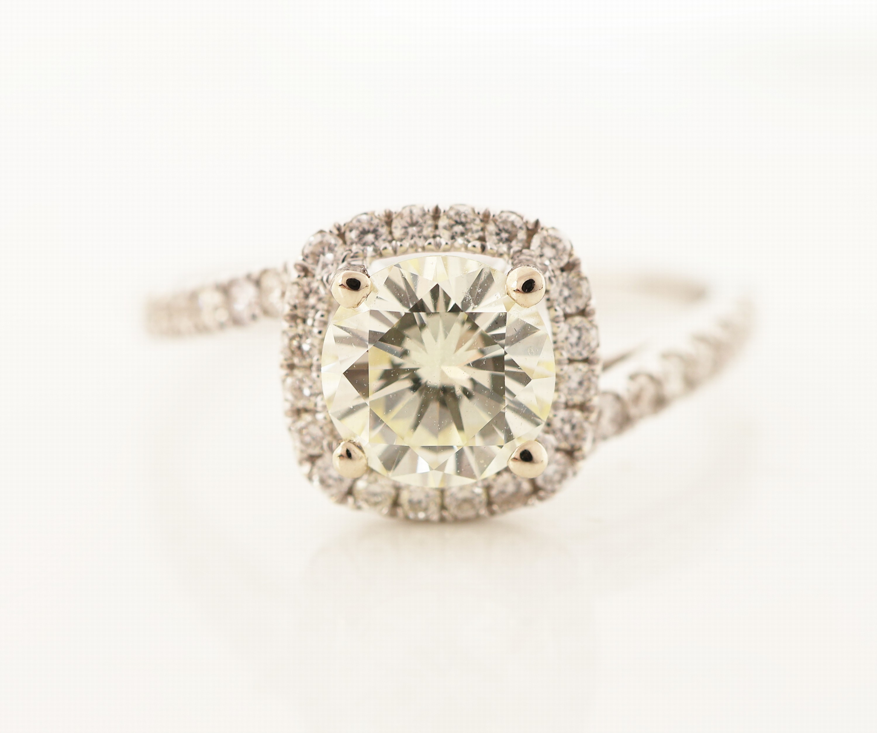 Detail a: 18 kt Gold Brillant-Ring, WG 750/000, mittig Brillant ca. 1.05 ct light Yellow/vs, weitere Brillanten zus. ca. 0.40 ct (grav.) ...