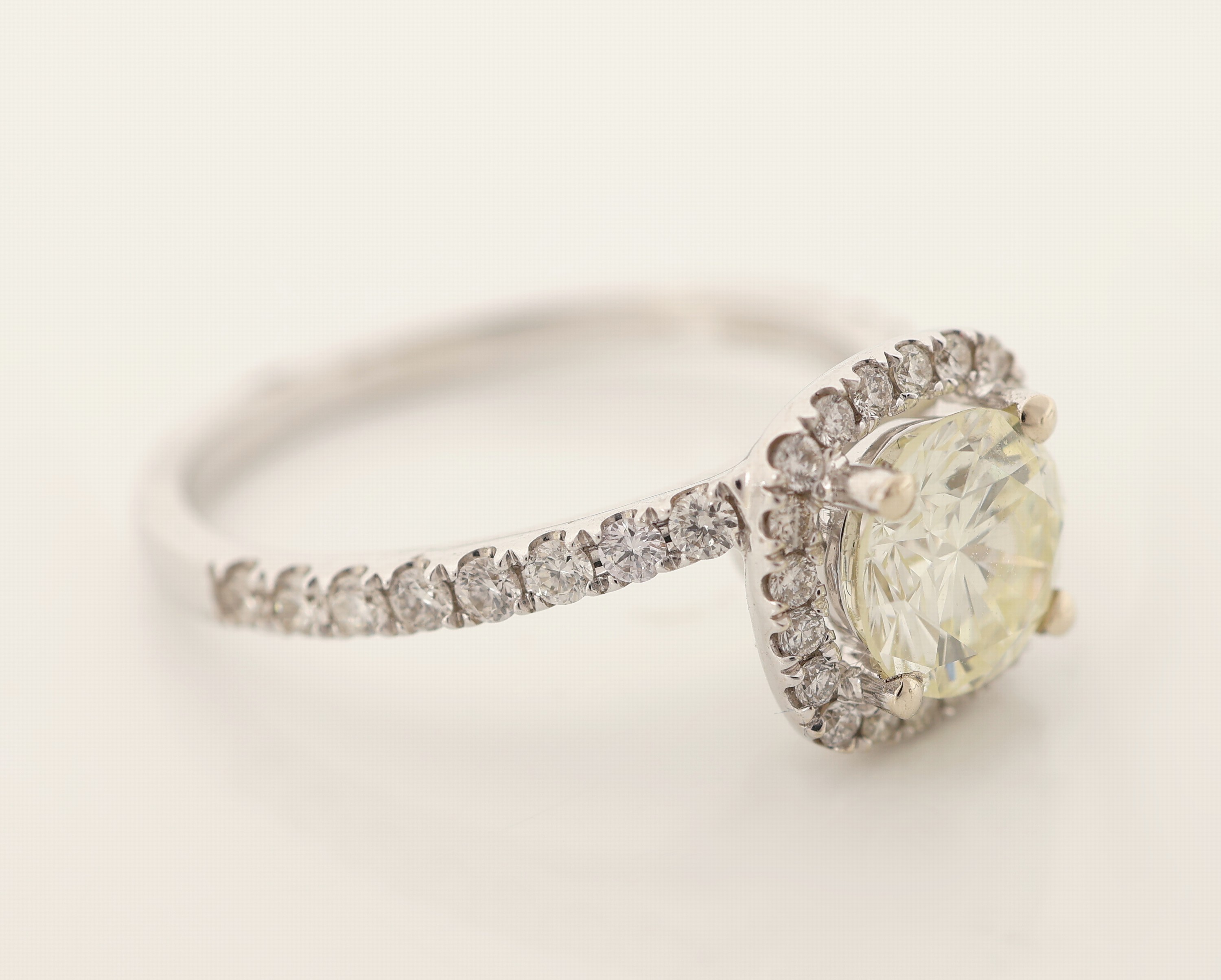 Detail b: 18 kt Gold Brillant-Ring, WG 750/000, mittig Brillant ca. 1.05 ct light Yellow/vs, weitere Brillanten zus. ca. 0.40 ct (grav.) ...