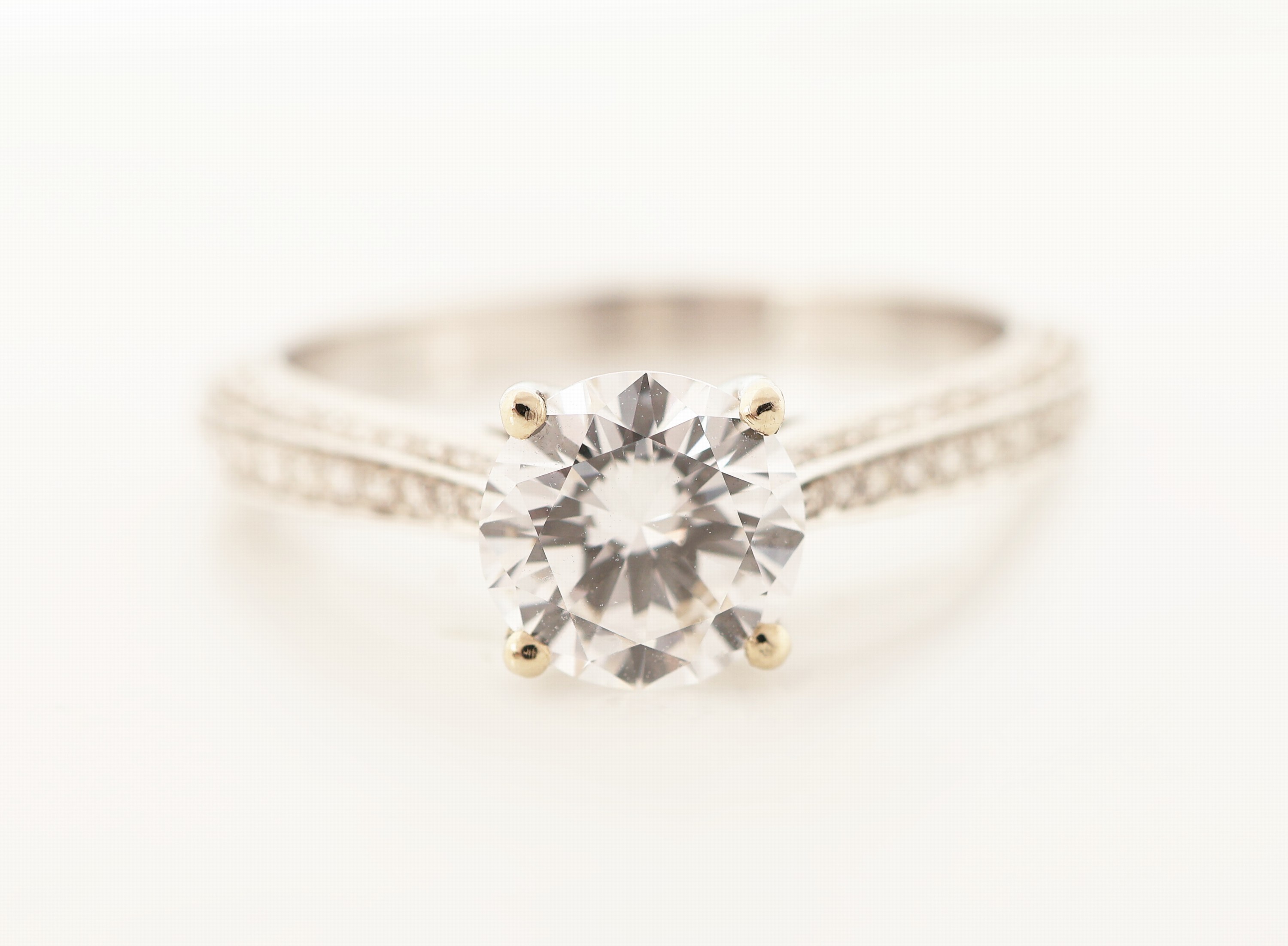 Detail b: 18 kt Gold Brillant-Ring, WG 750/000, mittig Brillant 1.04 ct hochfeines Weiß+(D)/ vvs2, Ringschultern mit Brillanten zus. ca. 0.36 ct (grav.) ...
