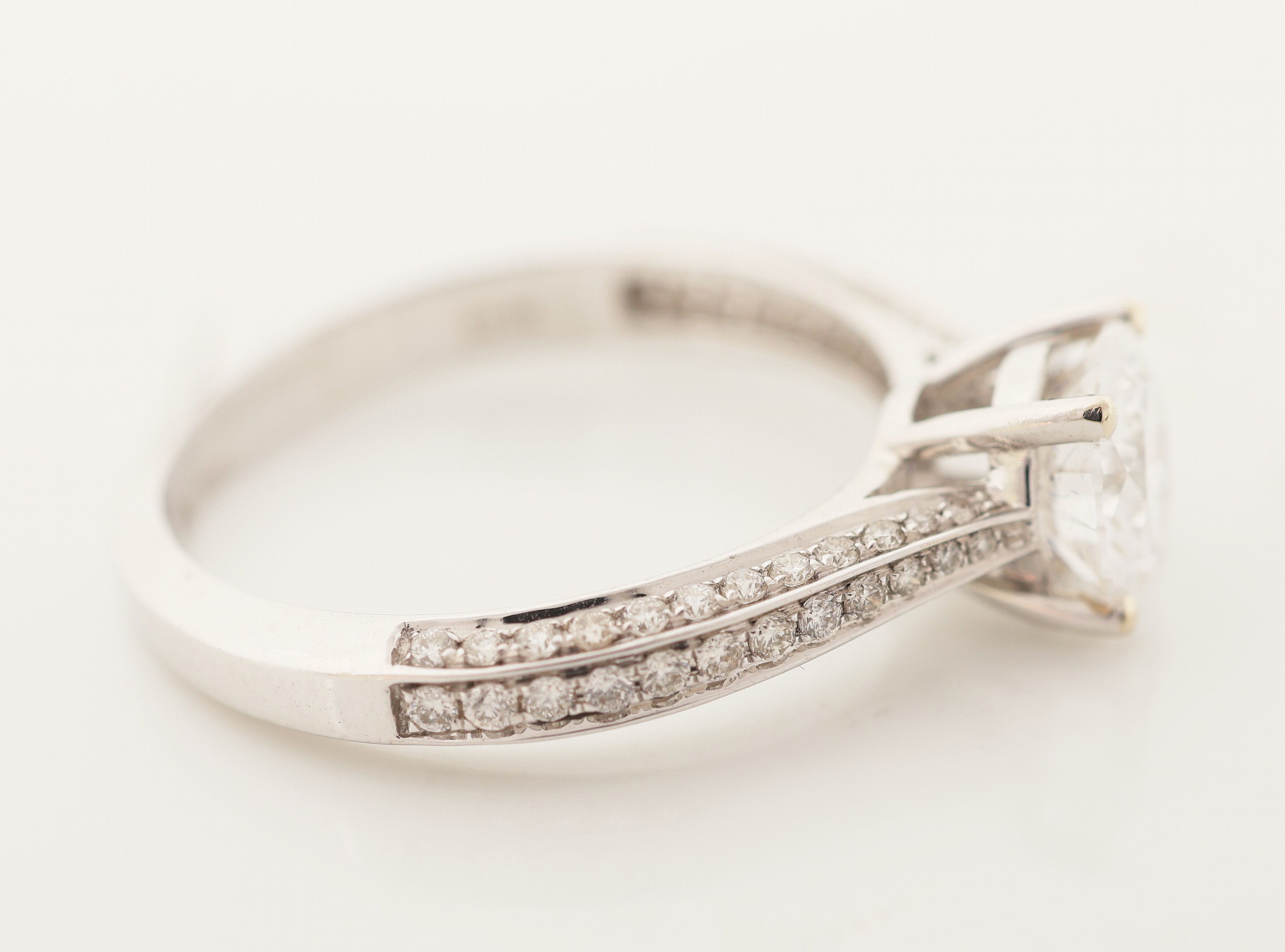 Detail c: 18 kt Gold Brillant-Ring, WG 750/000, mittig Brillant 1.04 ct hochfeines Weiß+(D)/ vvs2, Ringschultern mit Brillanten zus. ca. 0.36 ct (grav.) ...
