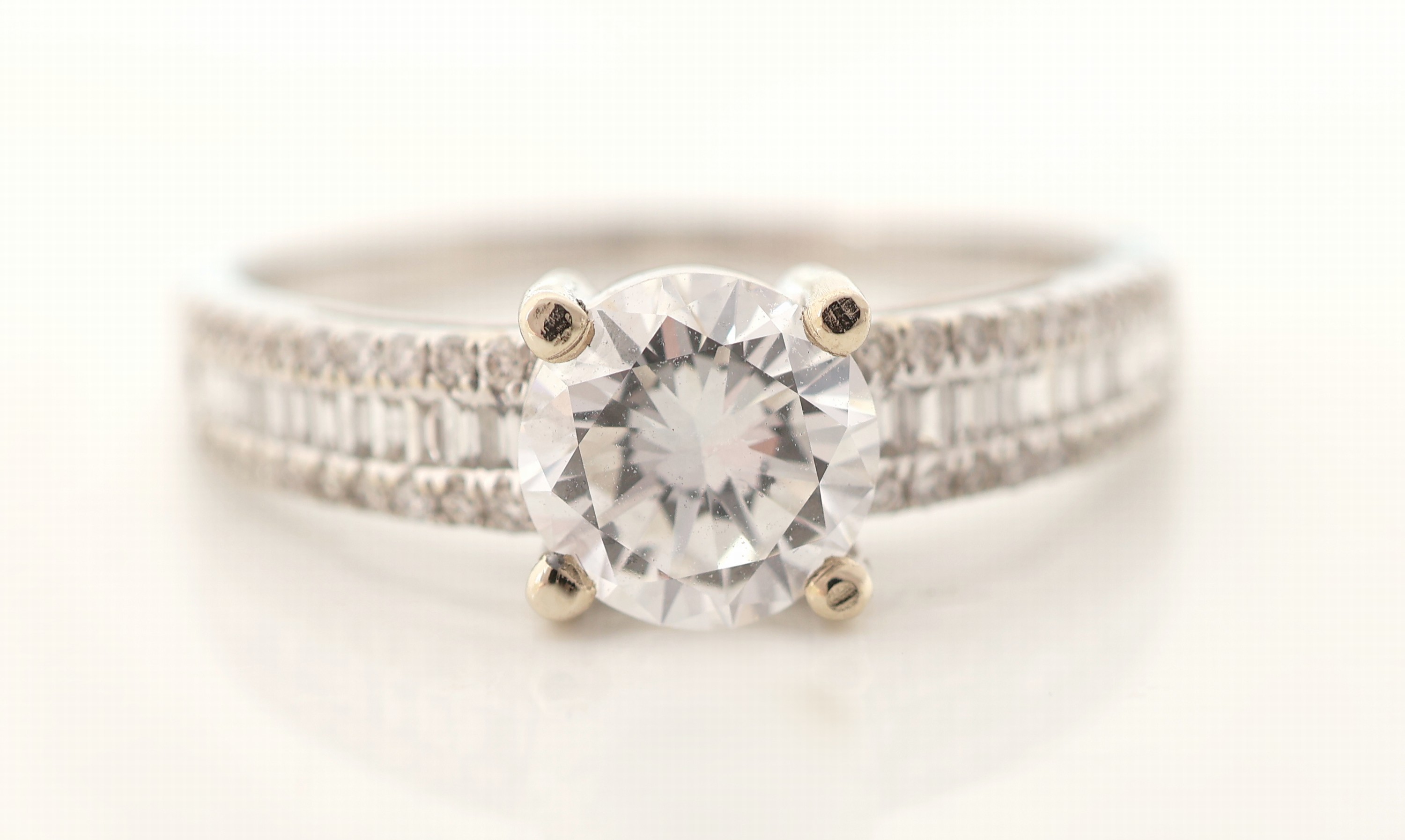 Detail c: 18 kt Gold Diamant-Ring, WG 750/000, mittigBrillant 1.03 ct hochfeines Weiß+(D)/vvs2, Ringschultern mit Brillanten und Diamantbaguettes zus. ca. ...