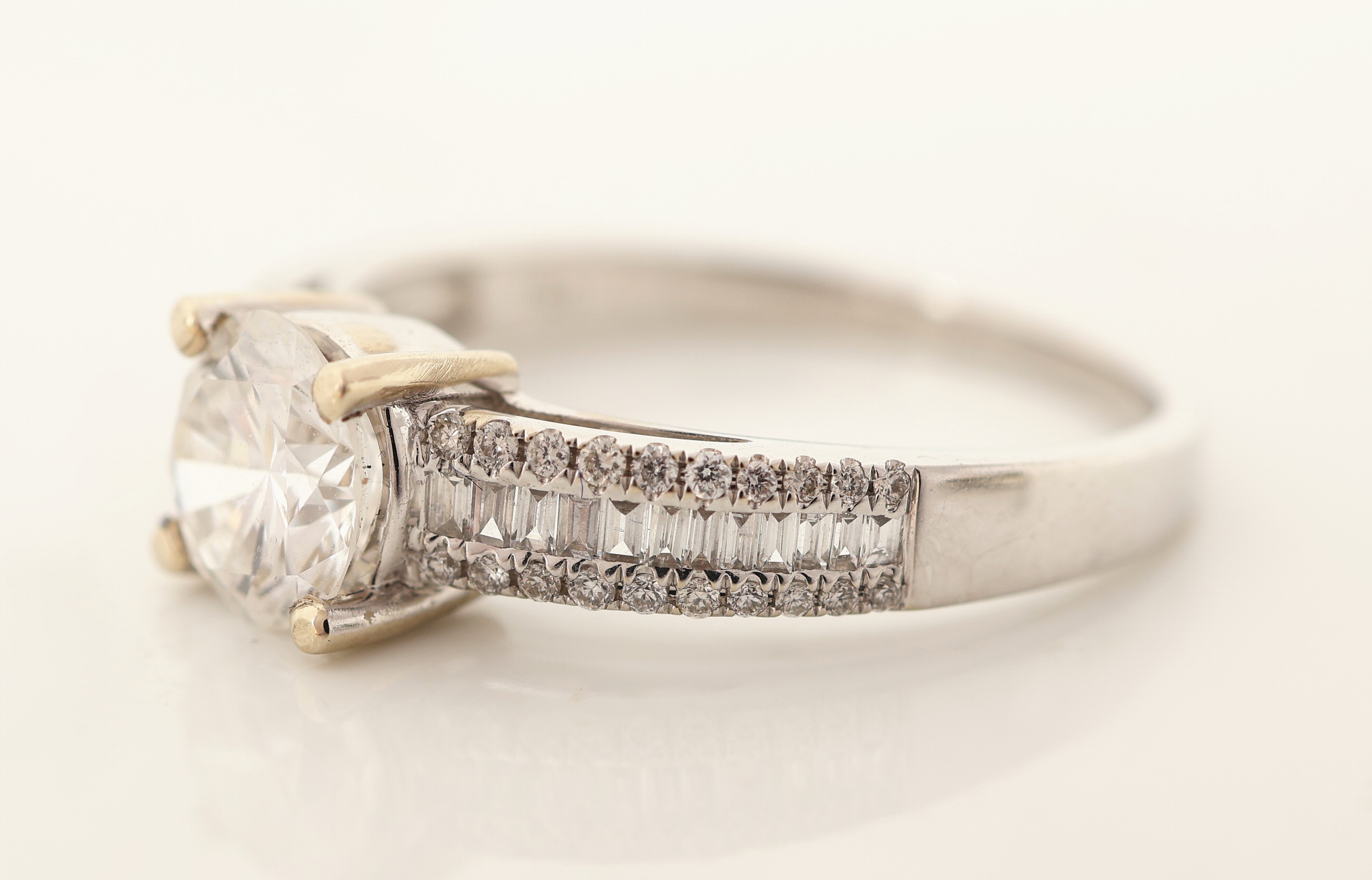 Detail d: 18 kt Gold Diamant-Ring, WG 750/000, mittigBrillant 1.03 ct hochfeines Weiß+(D)/vvs2, Ringschultern mit Brillanten und Diamantbaguettes zus. ca. ...