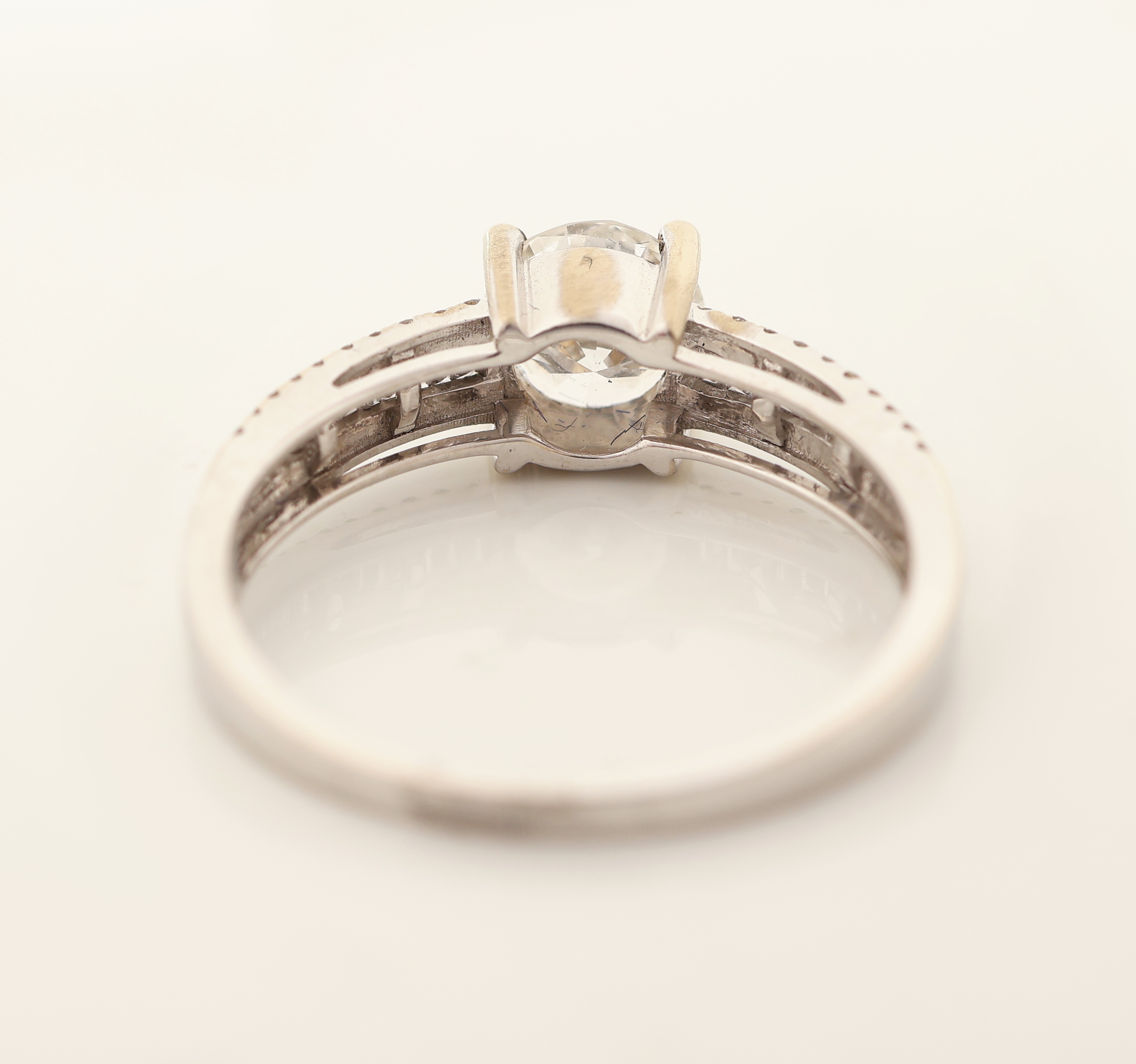 Detail e: 18 kt Gold Diamant-Ring, WG 750/000, mittigBrillant 1.03 ct hochfeines Weiß+(D)/vvs2, Ringschultern mit Brillanten und Diamantbaguettes zus. ca. ...