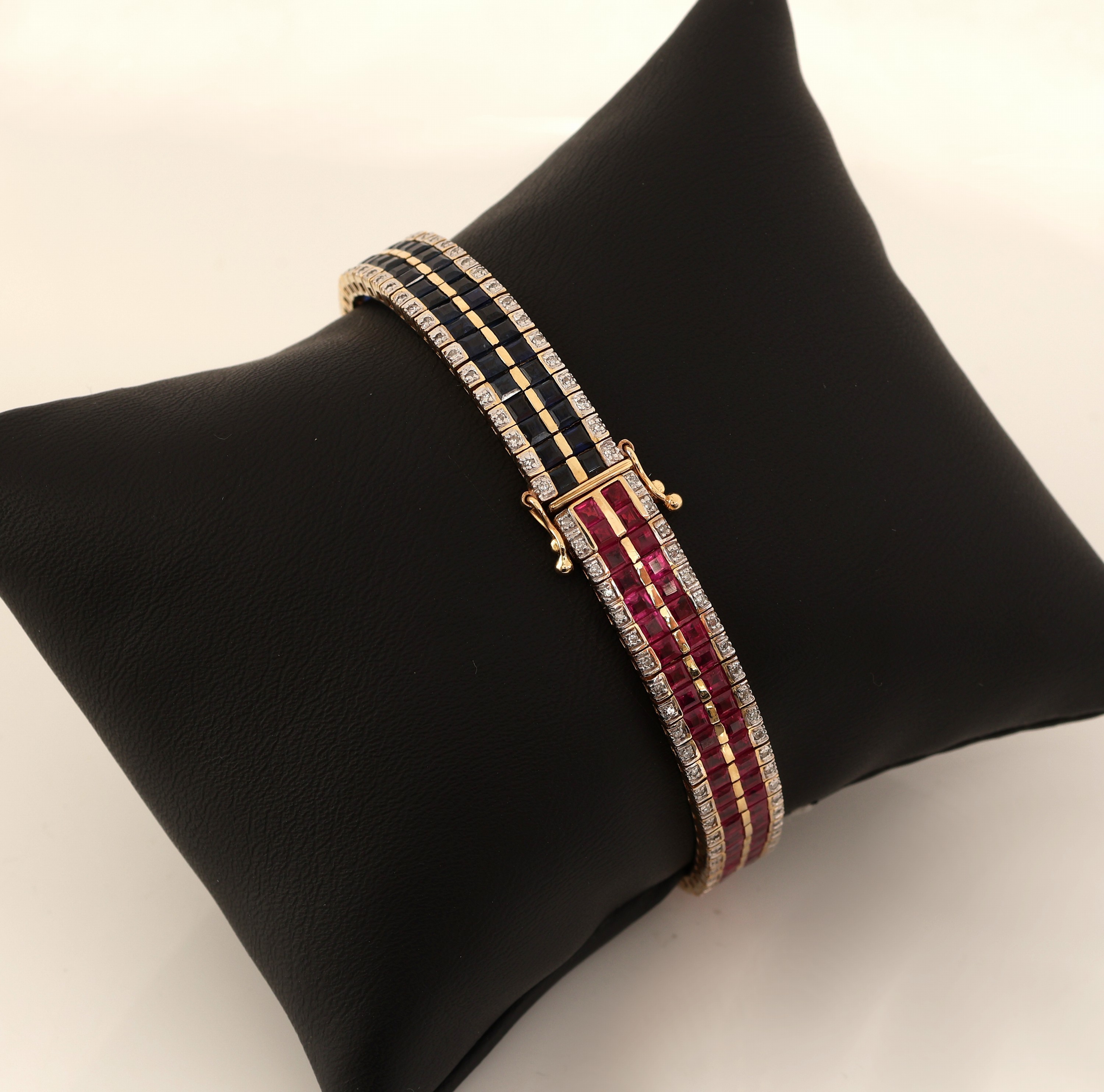 Detail a: 14 kt Gold Farbstein-Diamant-Armband, GG 585/000, Saphir-, Smaragd- und Rubin-Carrees zus. ca. 20.00 ct, 8/8-Diamanten zus. ca. 0.60ct ...