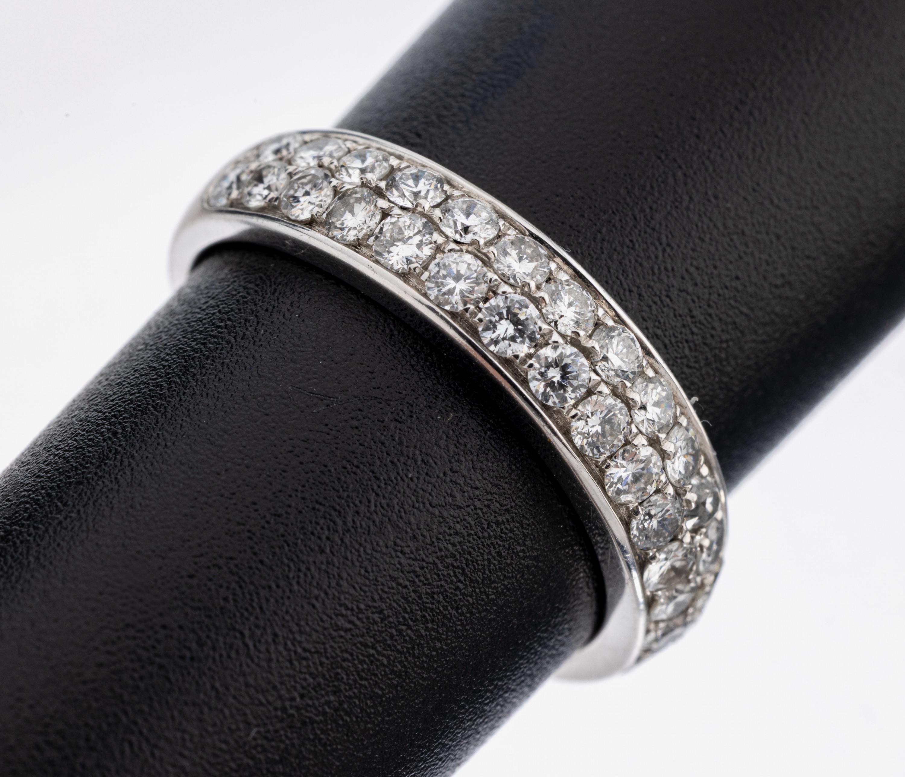 Image 27109732 - 14 kt Gold Brillant-Ring, WG 585/000, 36 Brillanten zus. ca. 1.0 ct (grav.) feines ...