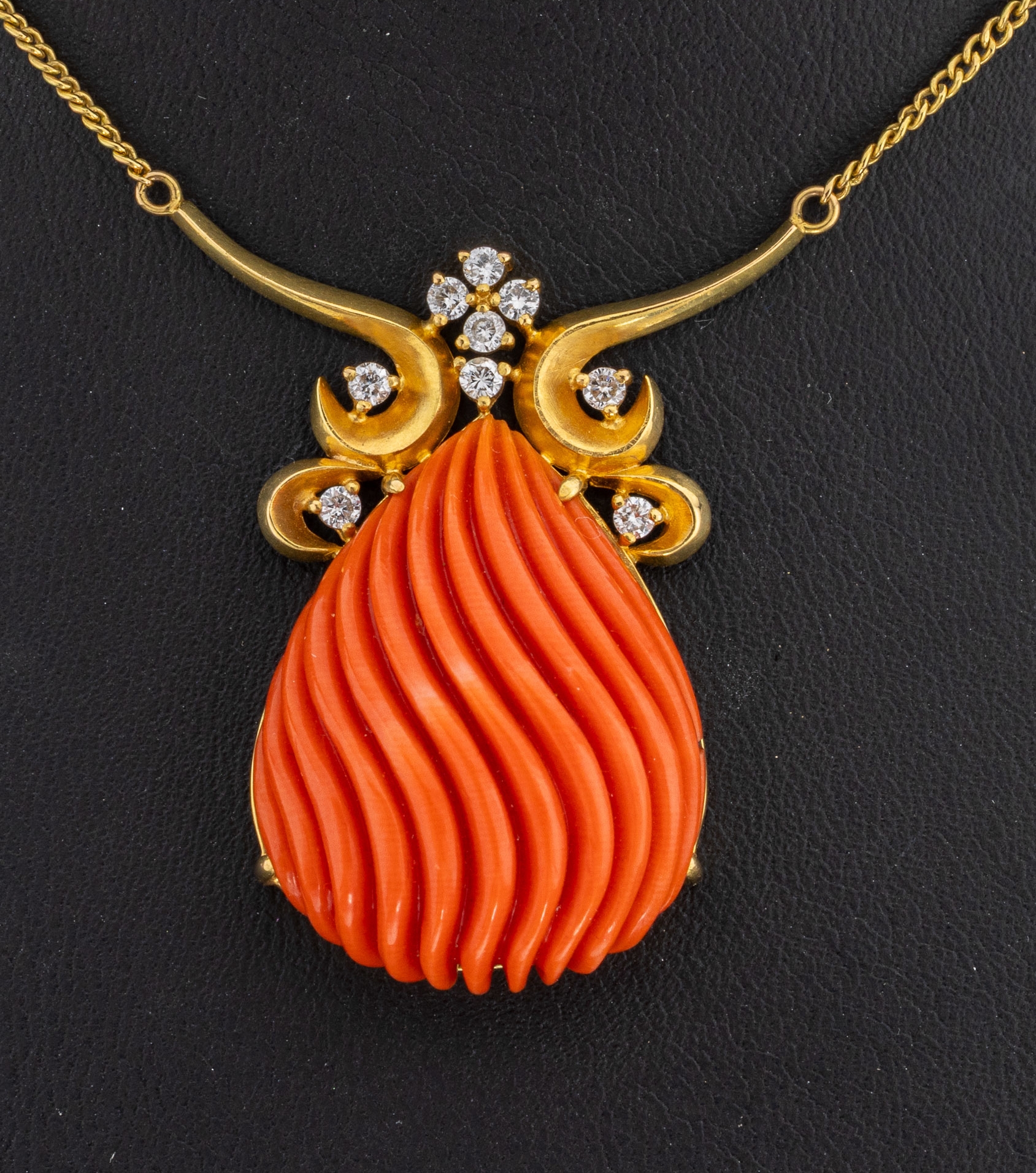 Detail a: 18 kt Gold Korallen-Brillant-Collier, GG 750/000, geschwungenes Mittelteil mit wellenf.gerillter Koralle, schöne Farbe, 9 Brillanten zus. ca. 0.20 ...