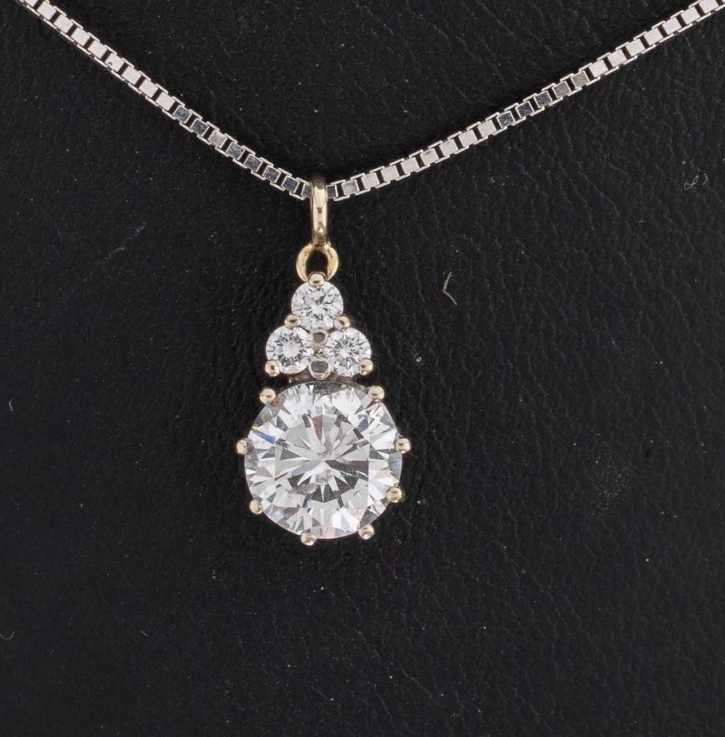 Detail a: 14 kt Gold Brillant-Anhänger, WG 585/000, Brillant ca. 1.17 ct Weiß/p, 3 Brillanten zus.ca. 0.10 ct Weiß/si, an Kette, WG 585/000, L. ca. 49 cm, ...