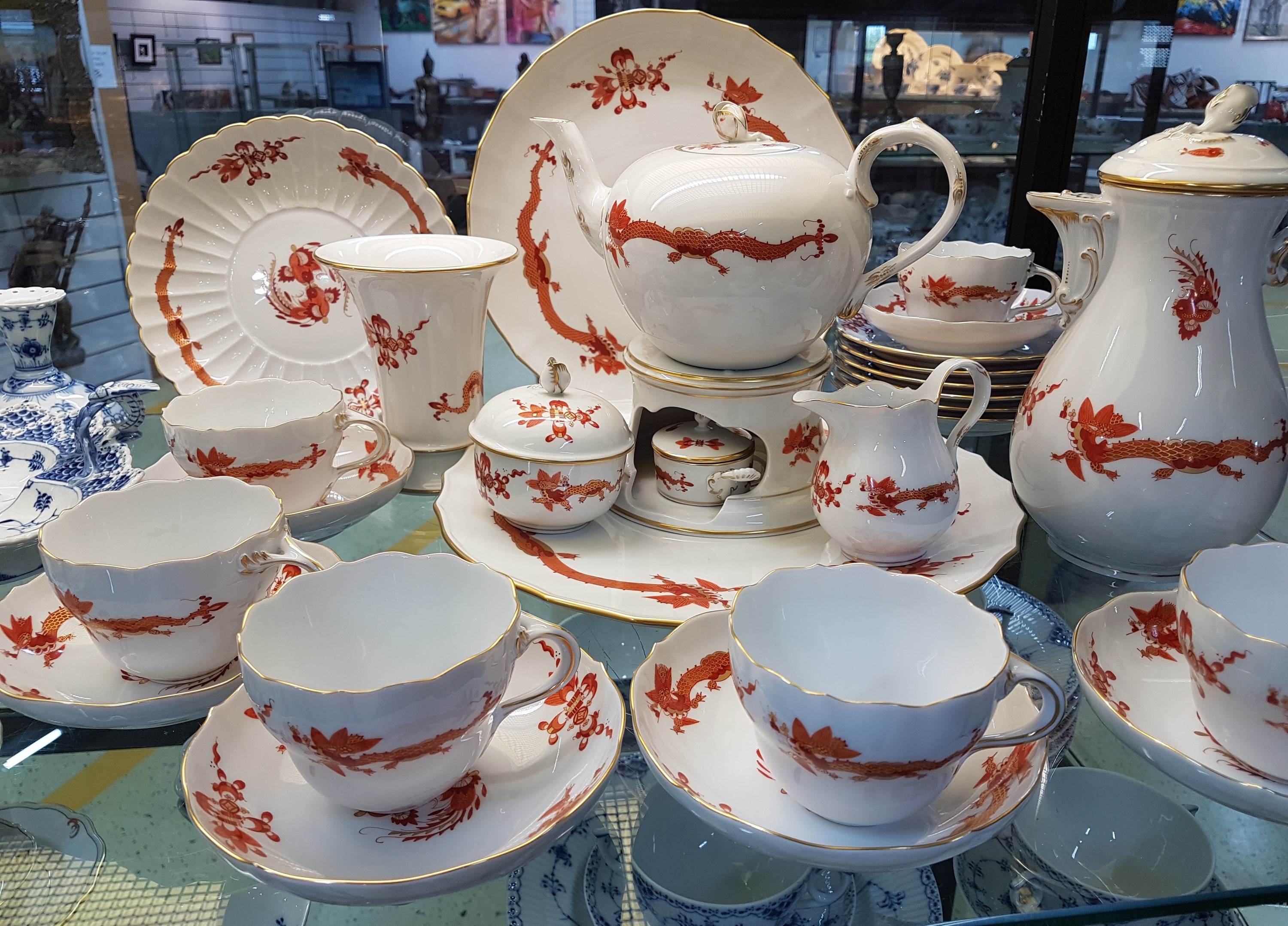 Detail a: Kaffeeservice, Meissen, 20. Jh., für 6 Personen, Hofdrache golden gehöht Kaffeekanne, Zuckerdose, Milchkännchen, 6 Tassen mit Untertassen, sechs ...