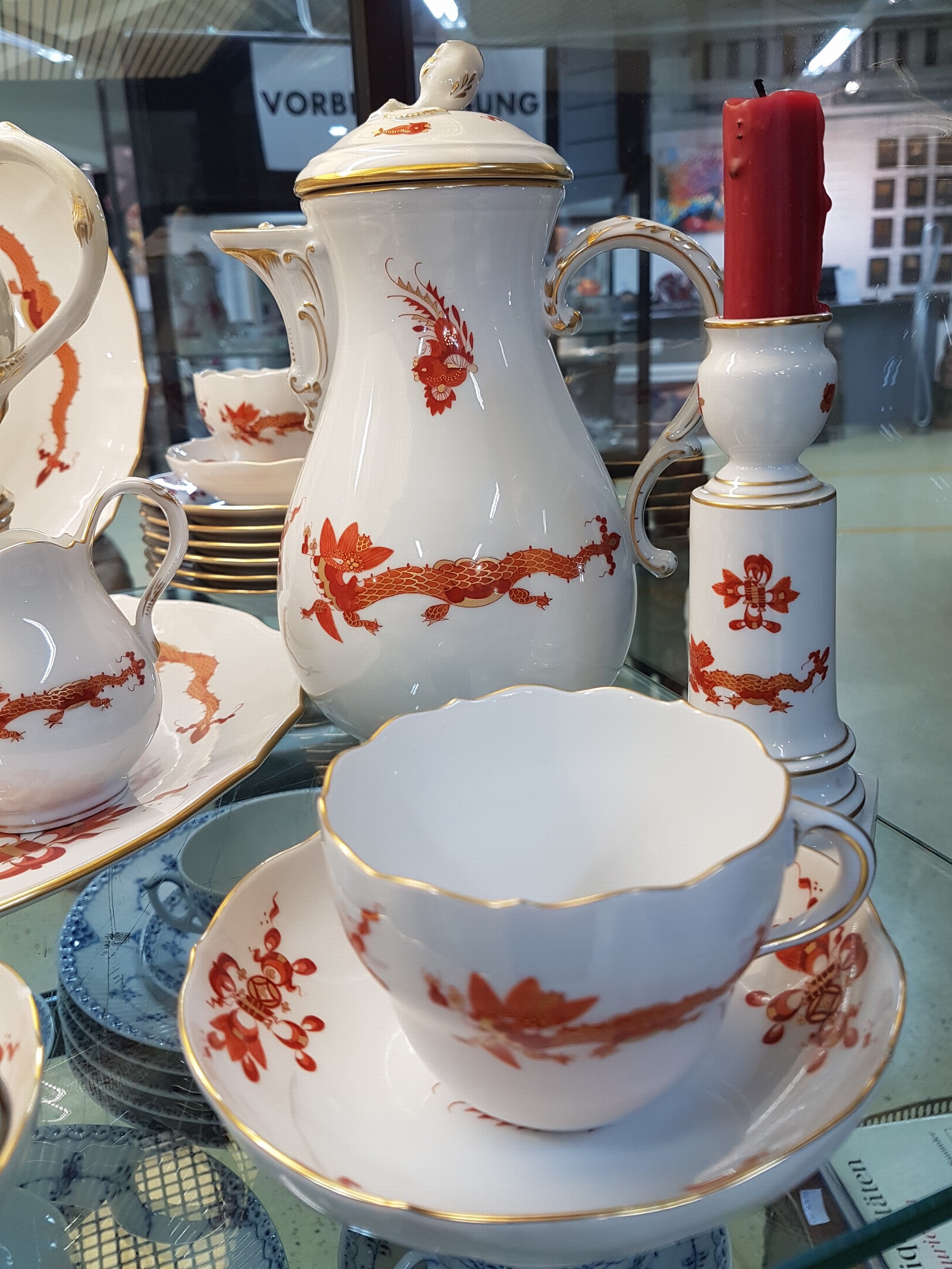 Detail b: Kaffeeservice, Meissen, 20. Jh., für 6 Personen, Hofdrache golden gehöht Kaffeekanne, Zuckerdose, Milchkännchen, 6 Tassen mit Untertassen, sechs ...