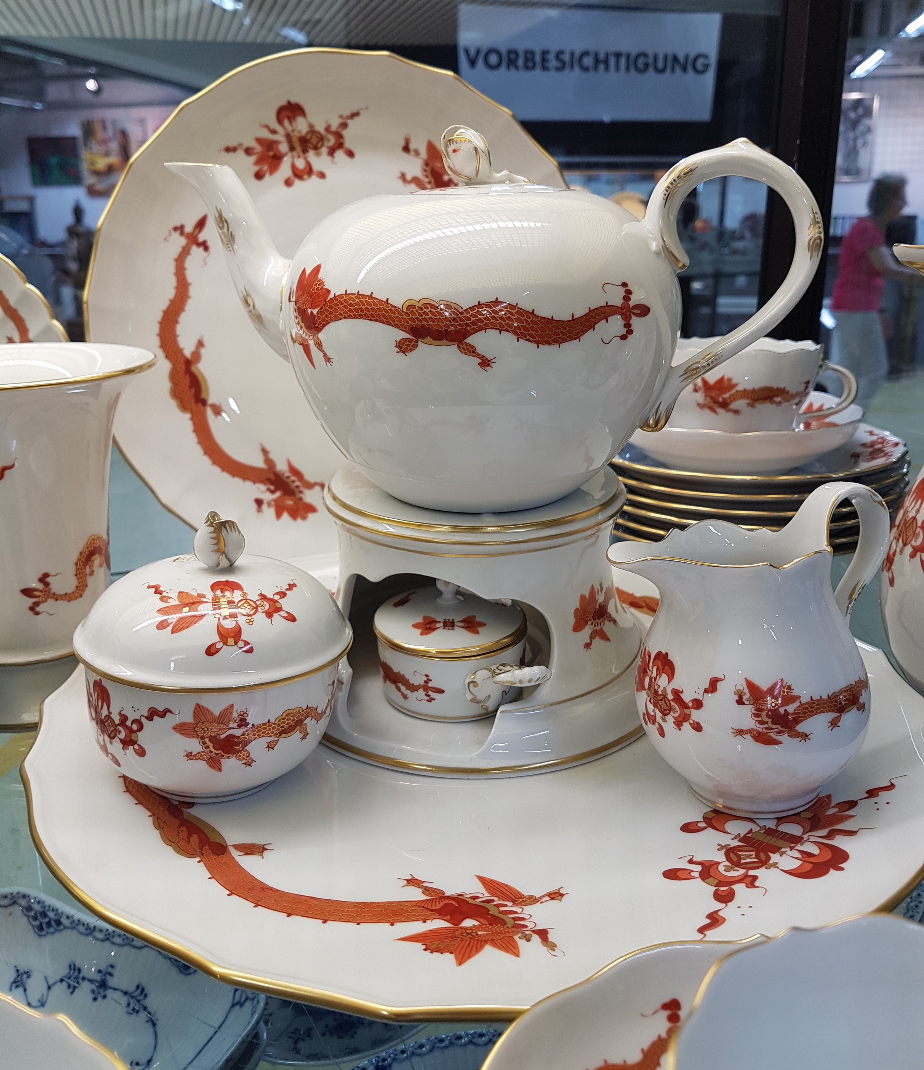 Detail c: Kaffeeservice, Meissen, 20. Jh., für 6 Personen, Hofdrache golden gehöht Kaffeekanne, Zuckerdose, Milchkännchen, 6 Tassen mit Untertassen, sechs ...