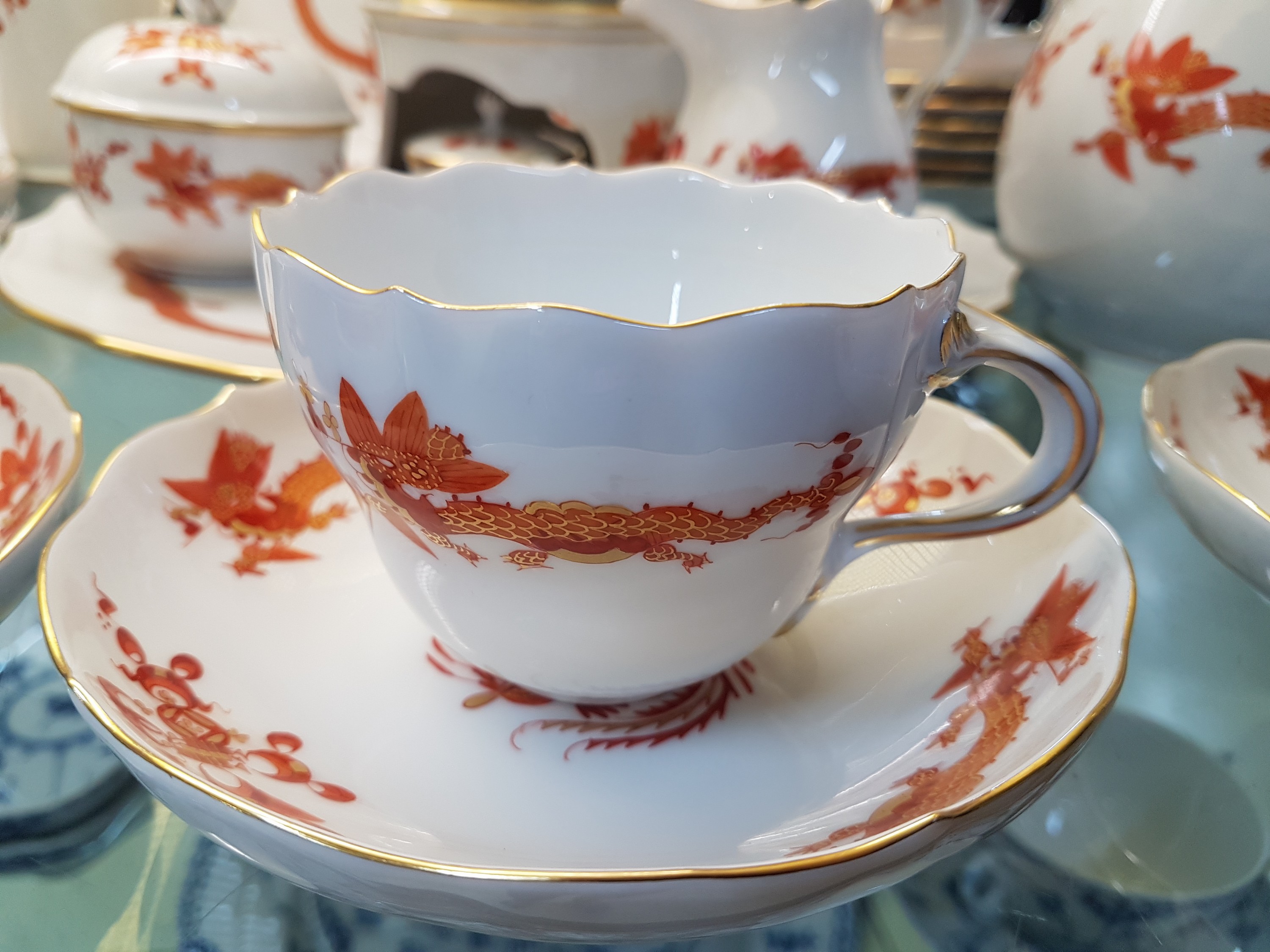 Detail d: Kaffeeservice, Meissen, 20. Jh., für 6 Personen, Hofdrache golden gehöht Kaffeekanne, Zuckerdose, Milchkännchen, 6 Tassen mit Untertassen, sechs ...